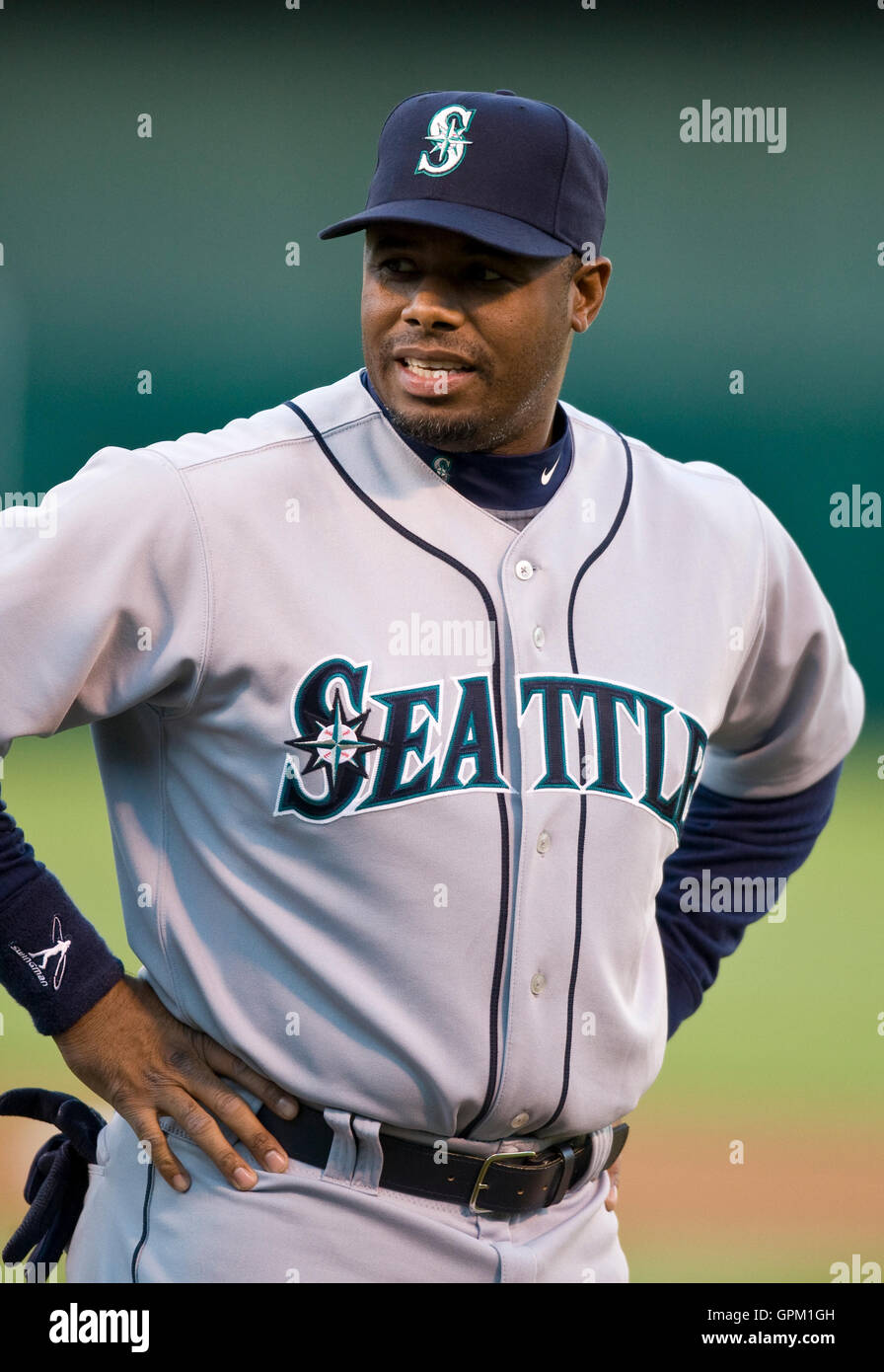 5 aprile 2010; Oakland, CA, Stati Uniti; l'esterno destro dei Seattle Mariners Ken Griffey Jr. (24) prima della partita contro gli Oakland Athletics all'Oakland-Alameda County Coliseum. Seattle sconfisse Oakland per 5-3. Foto Stock