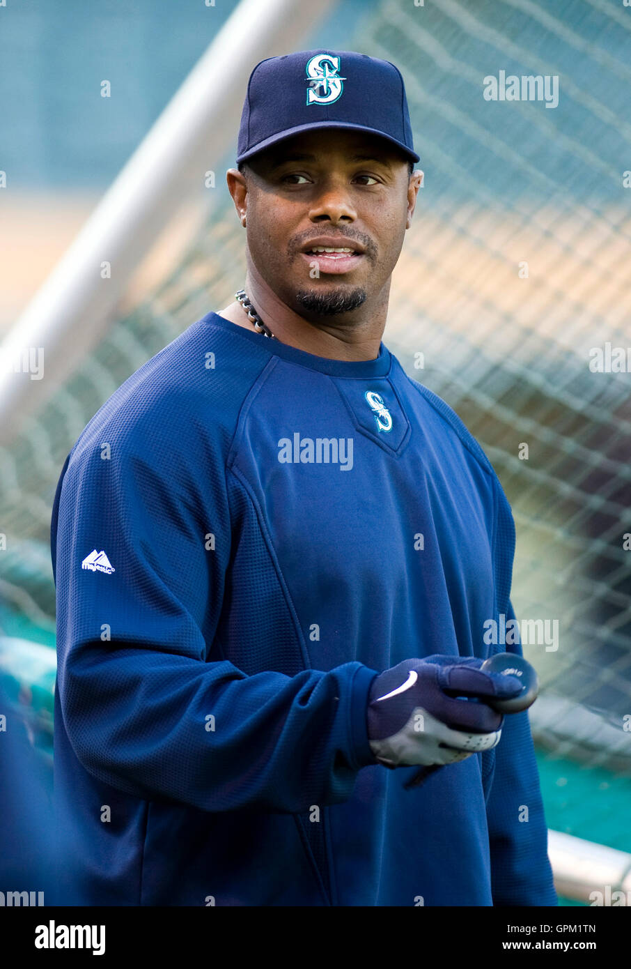 Aprile 6, 2010; Oakland, CA, Stati Uniti d'America; Seattle Mariners diritto fielder Ken Griffey Jr (24) prima che la partita contro Oakland atletica di Oakland-Alameda County Coliseum. Oakland sconfitto Seattle 2-1 in dieci inning. Foto Stock