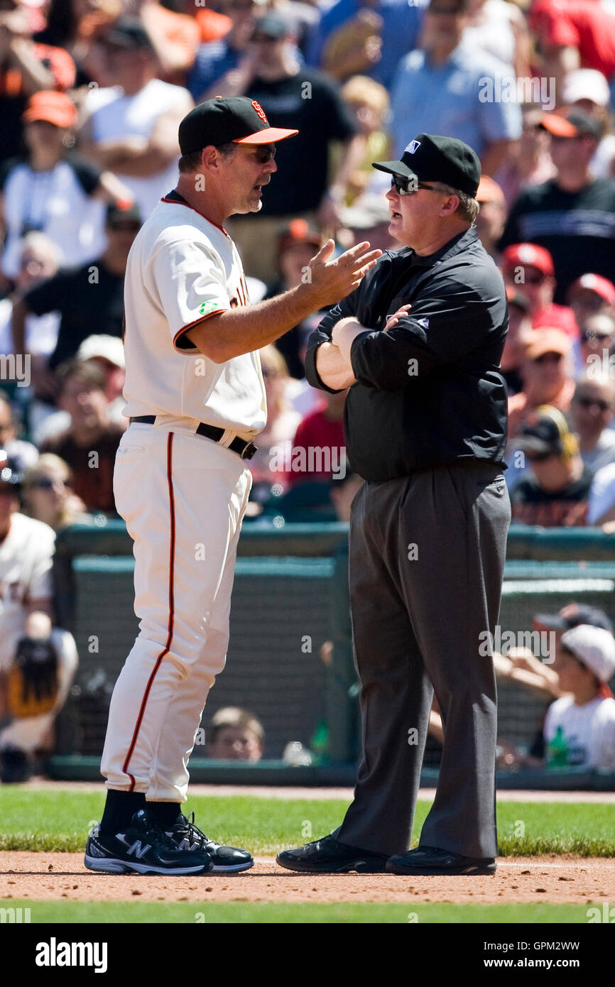 Aprile 25, 2010; San Francisco, CA, Stati Uniti d'America; San Francisco Giants manager Bruce Bochy (15) sostiene con la prima base arbitro Bill Miller durante il quarto inning di AT&T Park. San Luigi sconfitto San Francisco 2-0. Foto Stock