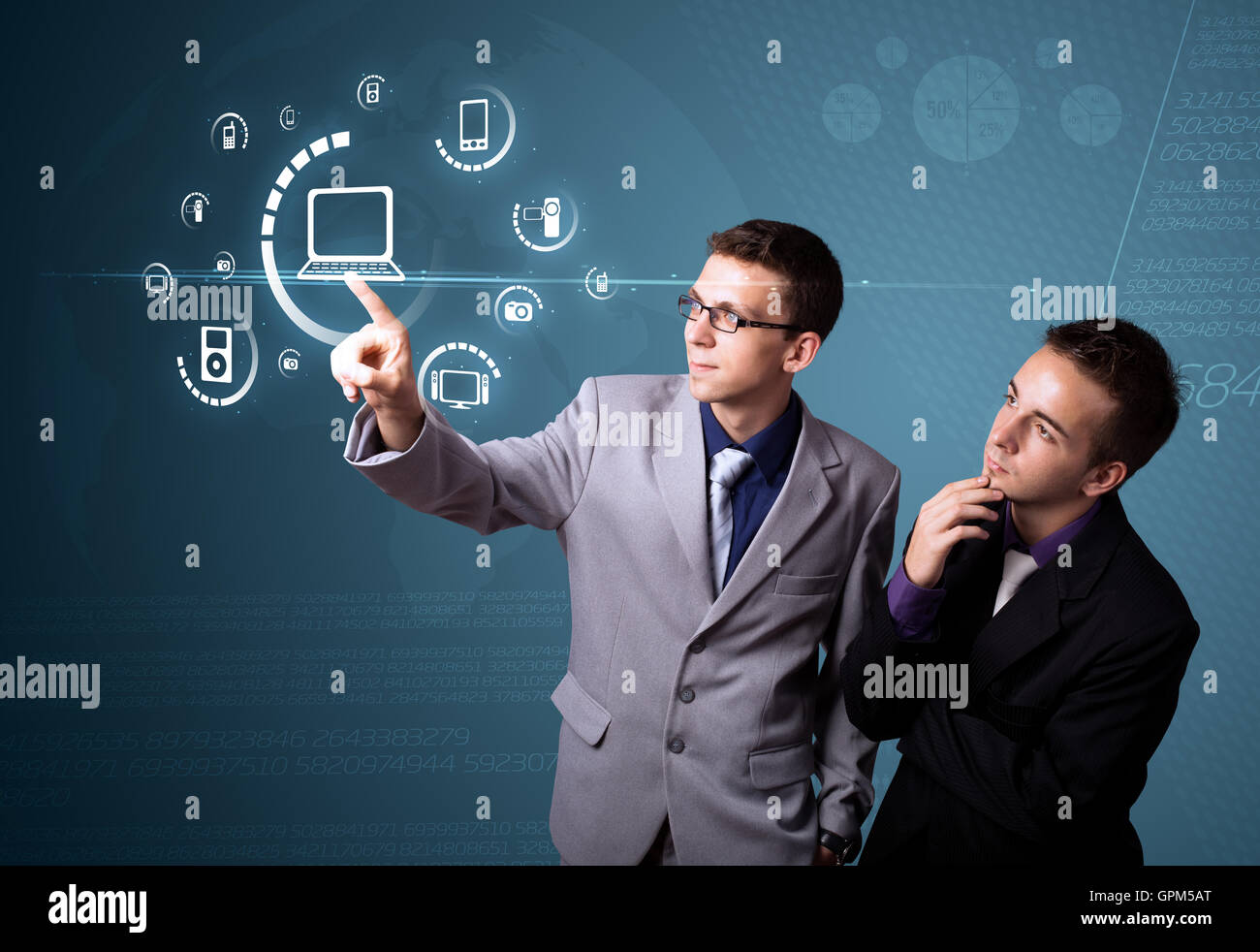 Imprenditore premendo tipo di supporto virtuale di pulsanti Foto Stock