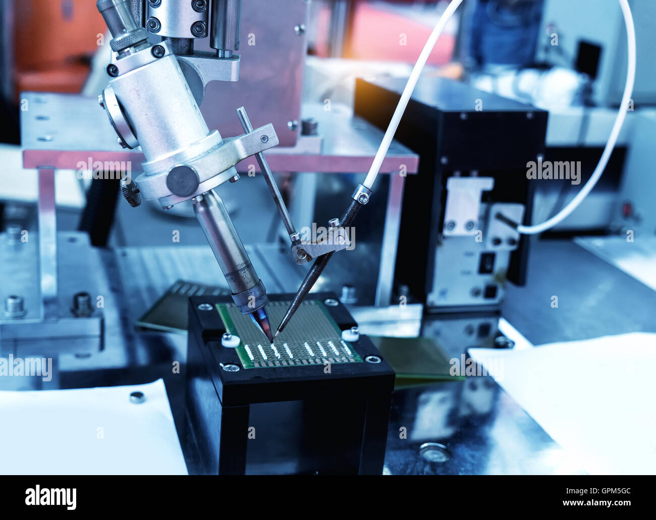 Mano robotica di macchina utensile alla fabbricazione industriale factory Foto Stock