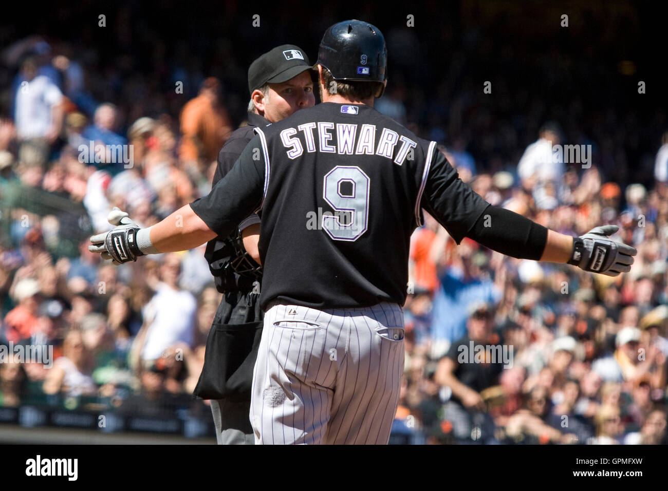 Maggio 1, 2010; San Francisco, CA, Stati Uniti d'America; Colorado Rockies terzo baseman Ian Stewart (9) viene espulso dal gioco dopo aver litigato con piastra home arbitro Tim Timmons durante il settimo inning contro i San Francisco Giants di AT&T Park. San Francisco ha sconfitto Foto Stock