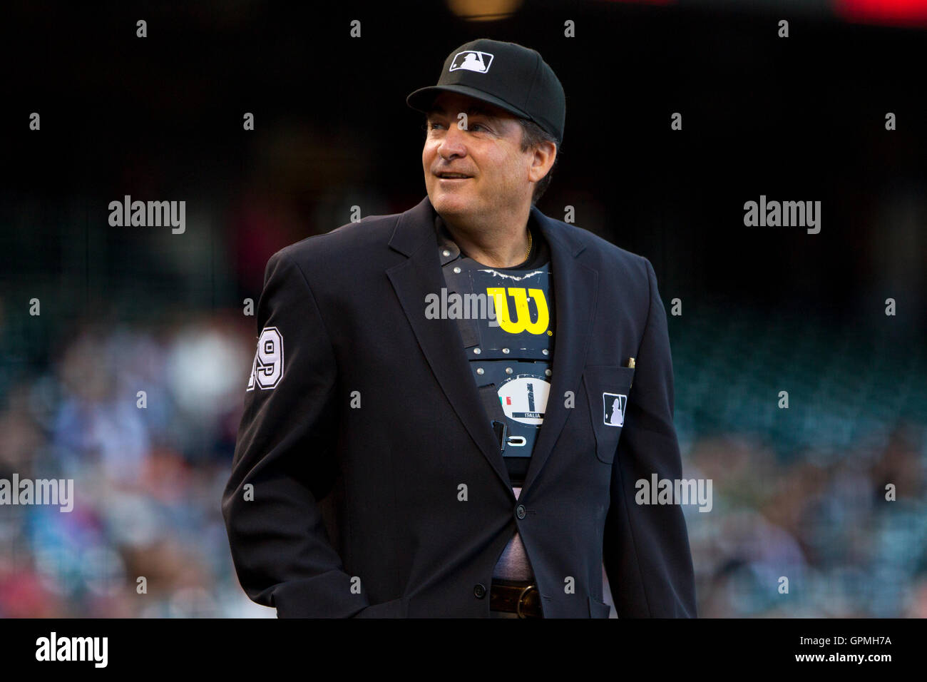 Giugno 1, 2010; San Francisco, CA, Stati Uniti d'America; Home plate arbitro ed Rapuano (19) prima che il gioco tra il Colorado Rockies e i San Francisco Giants di AT&T Park. Colorado sconfitto San Francisco 2-1 in 11 inning. Foto Stock