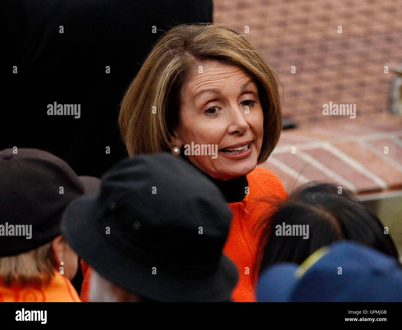Oct 28, 2010; San Francisco, CA, Stati Uniti d'America; presidente della Camera Nancy Pelosi in presenza prima del gioco due delle World Series 2010 tra i San Francisco Giants e i Texas Rangers di at&t park. Foto Stock