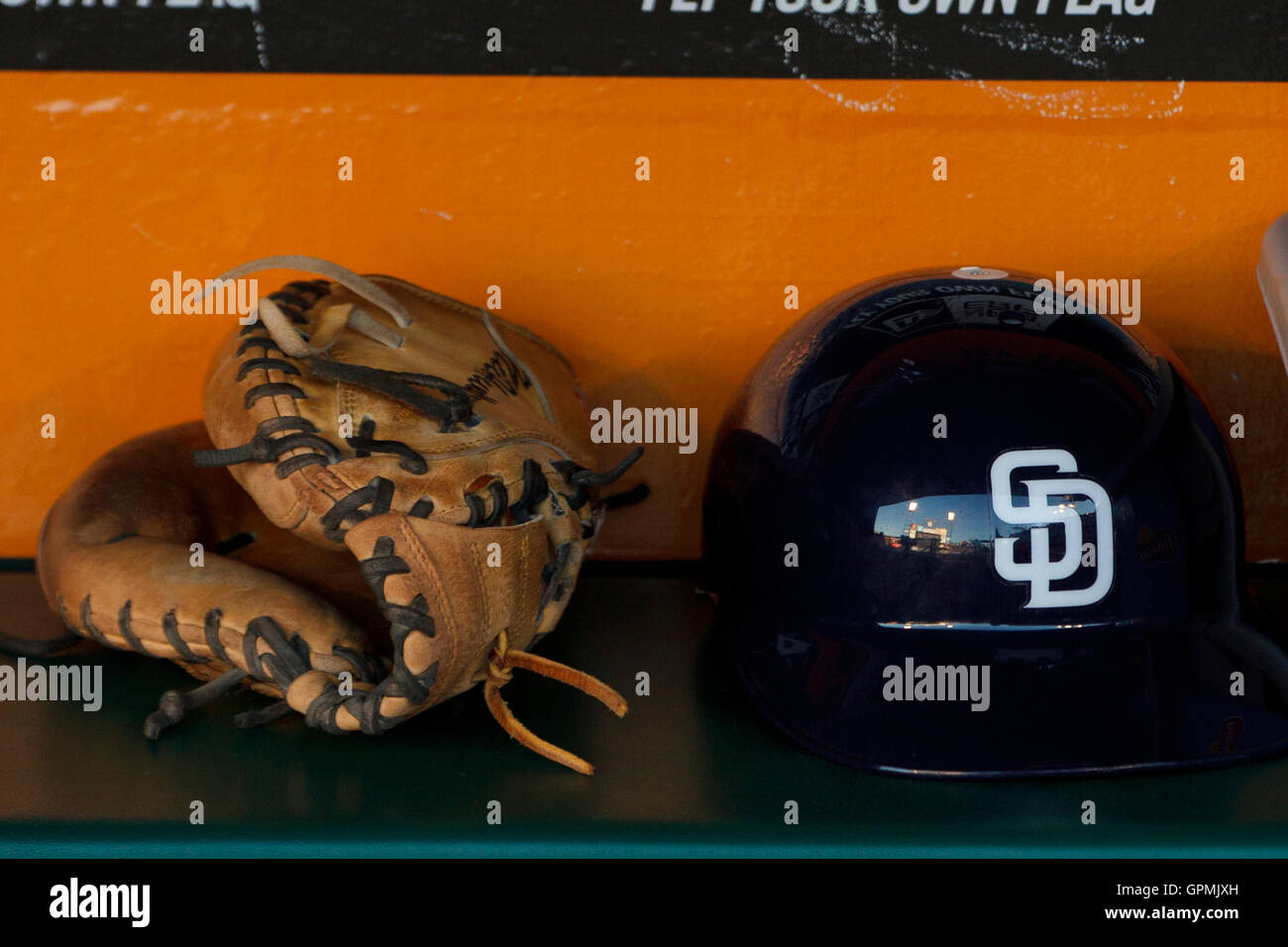 6 luglio 2011; San Francisco, CA, Stati Uniti; un casco da battuta e un guanto dei San Diego Padres si siedono nel dugout prima della partita contro i San Francisco Giants all'AT&T Park. Foto Stock