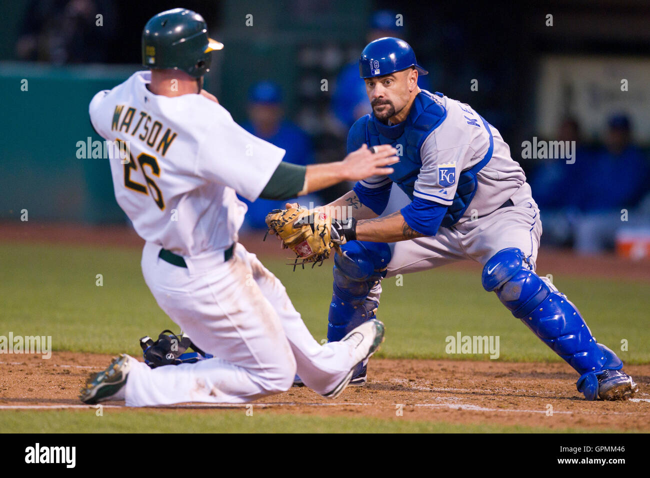 Il 2 agosto 2010; Oakland, CA, Stati Uniti d'America; Kansas City Royals catcher Jason Kendall (18) tag out Oakland Athletics sinistra fielder Matt Watson (26) a casa della piastra durante il quarto inning a Oakland-Alameda County Coliseum. Oakland sconfitto Kansas City 6-0. Foto Stock