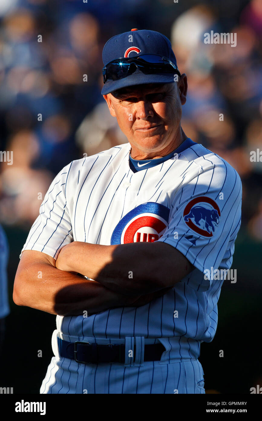 Agosto 16, 2010; Chicago, IL, Stati Uniti d'America; Chicago Cubs terza base allenatore Mike Quade (8) OROLOGI giocatori warm up prima che la partita contro i San Diego Padres al Wrigley Field. San Diego ha sconfitto Chicago 9-5. Foto Stock