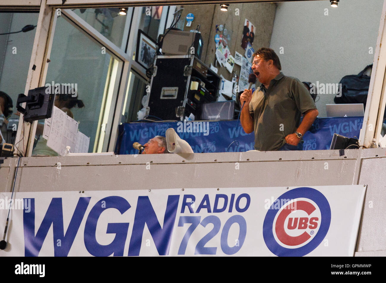 Agosto 16, 2010; Chicago, IL, Stati Uniti d'America; Ex Chicago Cubs player Ron Santo canta take me out per il gioco della palla durante il settimo inning di gioco tra il Chicago Cubs e San Diego Padres al Wrigley Field. Foto Stock