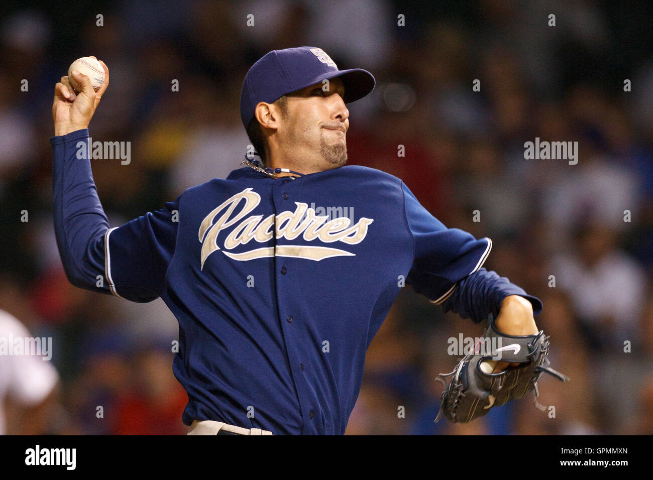 Agosto 16, 2010; Chicago, IL, Stati Uniti d'America; san diego padres sollievo lanciatore Mike Adams (37) passi contro il Chicago Cubs durante l'ottavo inning a Wrigley Field. Foto Stock