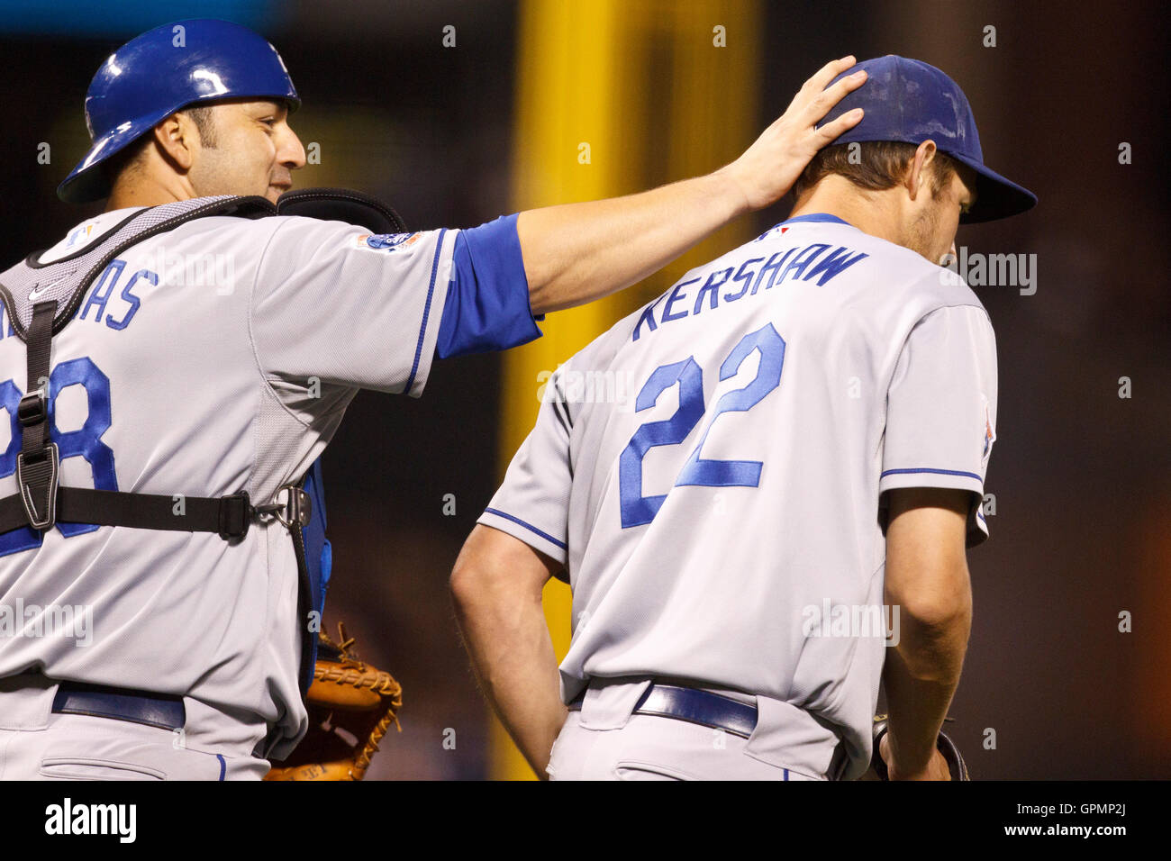 14 settembre 2010; San Francisco, CA, Stati Uniti; il lanciatore titolare dei Los Angeles Dodgers Clayton Kershaw (22) è congratulato con il ricevitore Rod Barajas (28) dopo la partita contro i San Francisco Giants all'AT&T Park. Los Angeles sconfisse San Francisco 1-0. Foto Stock