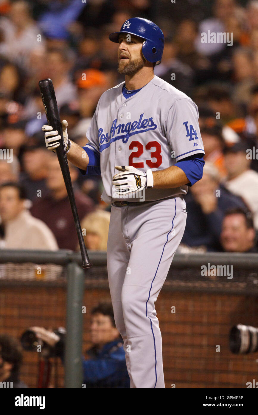 Settembre 15, 2010; San Francisco, CA, Stati Uniti d'America; Los Angeles Dodgers terzo baseman Casey Blake (23) a bat contro i San Francisco Giants durante il secondo inning di AT&T Park. San Francisco ha sconfitto Los Angeles 2-1. Foto Stock