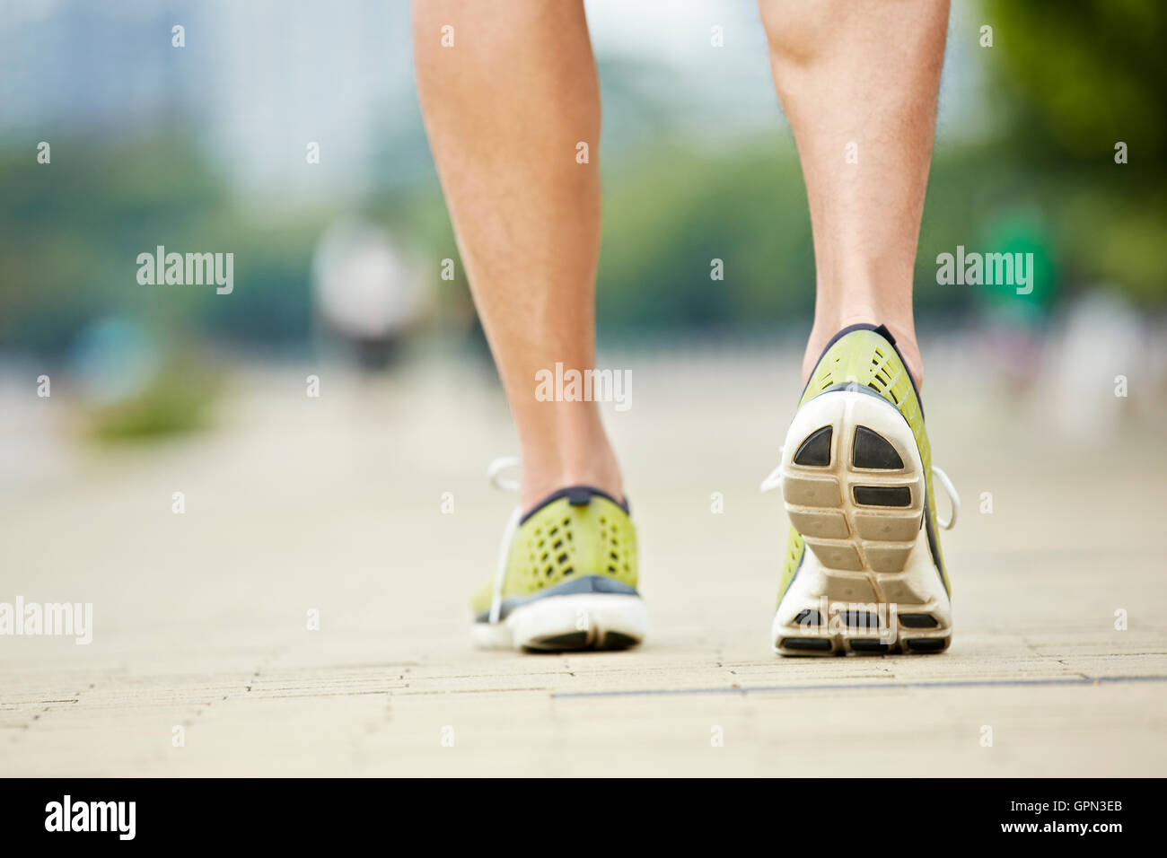 Closeup colpo di piedi di un maschio pareggiatore runner, profondità di campo Foto Stock