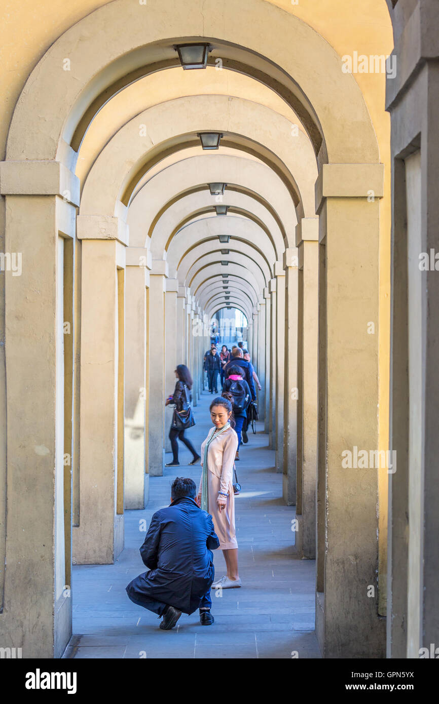 Donna asiatica che è fotografata nel Corridoio Vasariano a Firenze, Italia Foto Stock