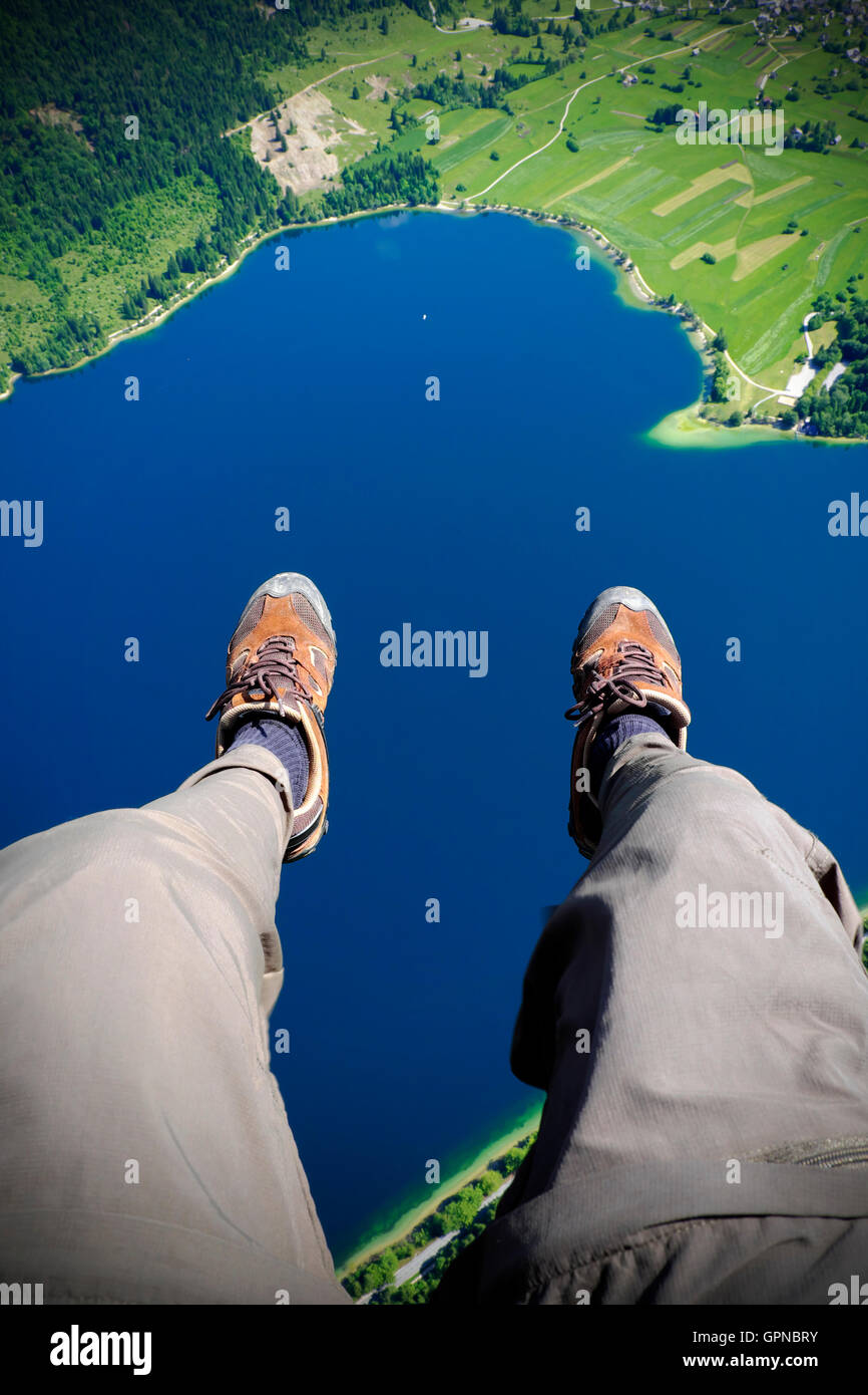 Piedi penzolanti libero su un volo in parapendio Foto Stock
