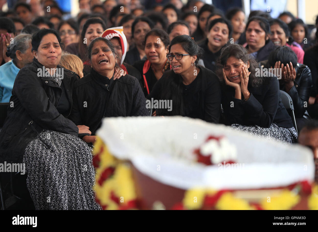 Persone in lutto visualizza la bara di Gurushanth Srithavarajah su Winn Common Park a Londra presso i funerali di 5 amici che morì a Camber Sands, nei pressi di segale in East Sussex il mese scorso. Foto Stock