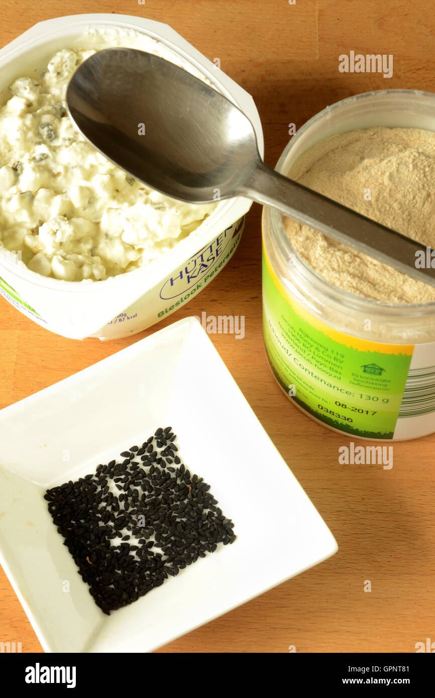 Snack sani di ricotta conditi con polvere ashwaganda e nero semi di cumino. Ashwaganda è stato utilizzato in heali ayurvedica Foto Stock