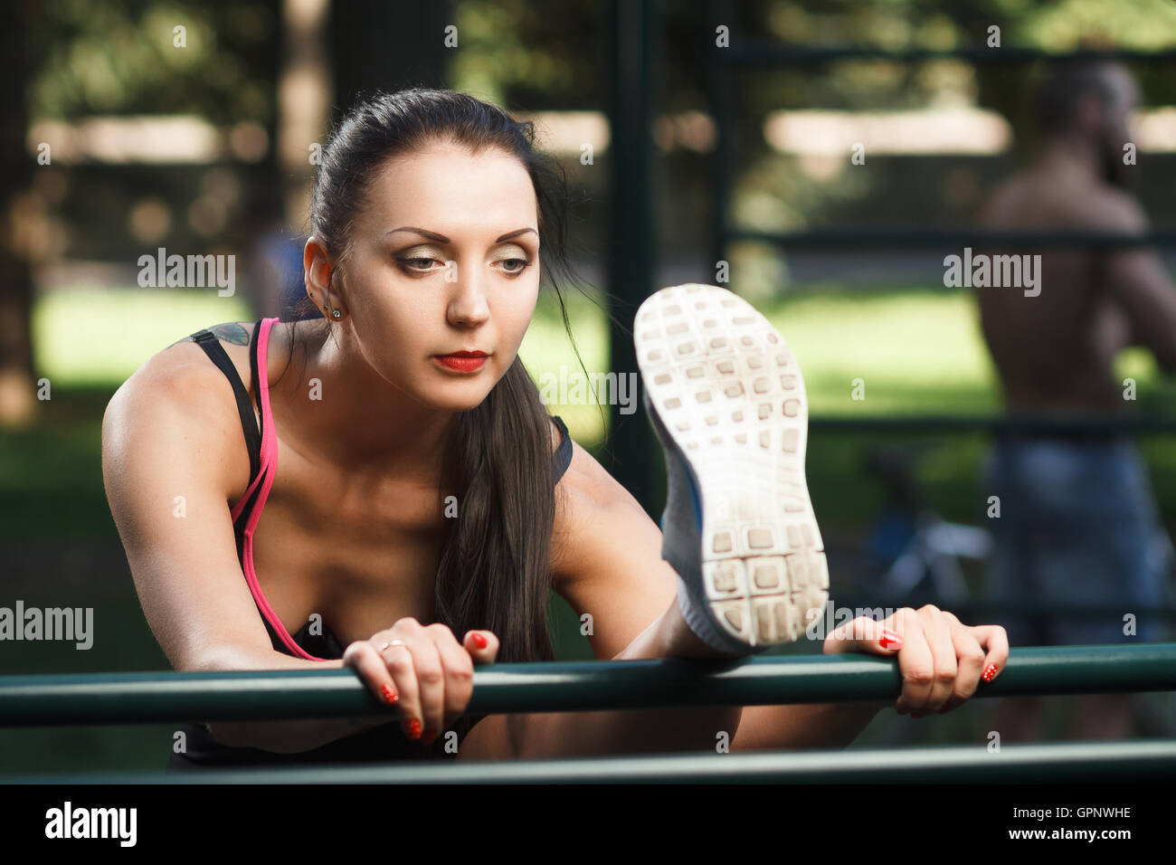 Concetto: sport, uno stile di vita sano. Giovane ragazza forte fare esercizi durante l'allenamento di strada Foto Stock