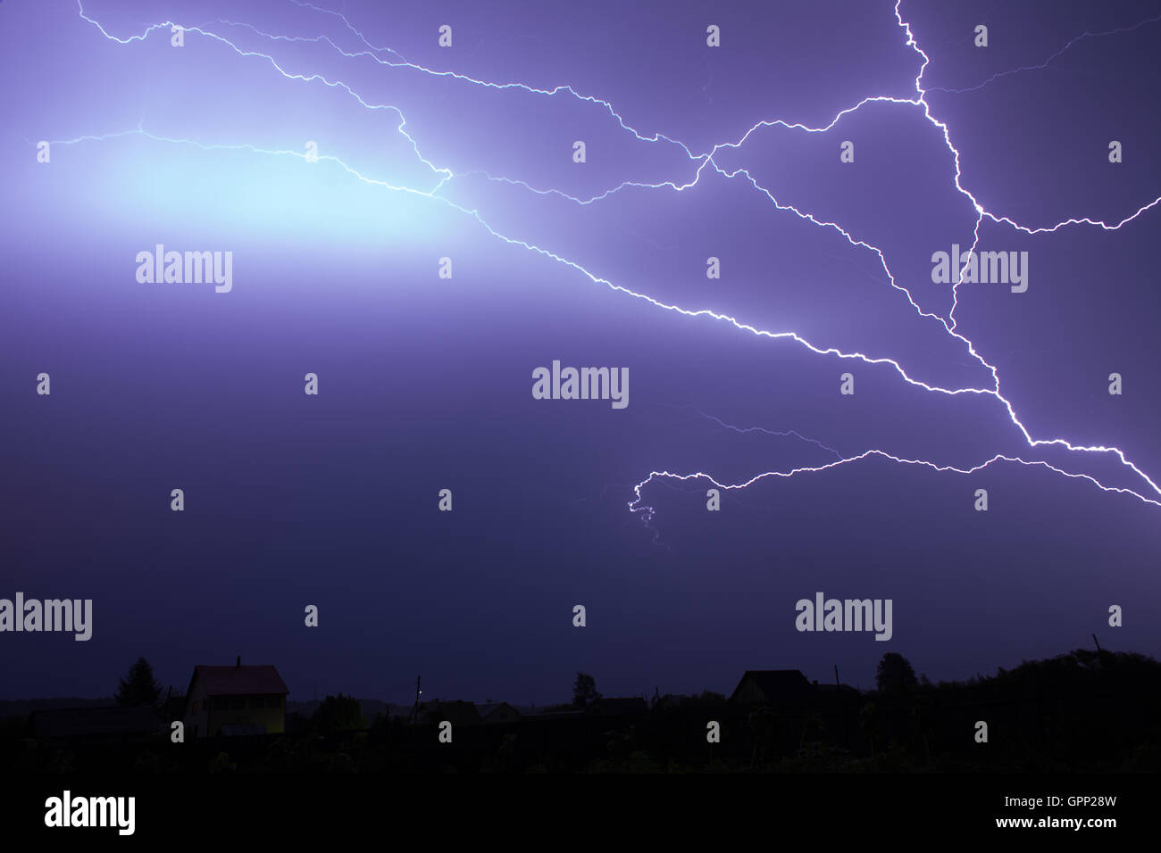 Dark storm sky con lgihting di notte Foto Stock