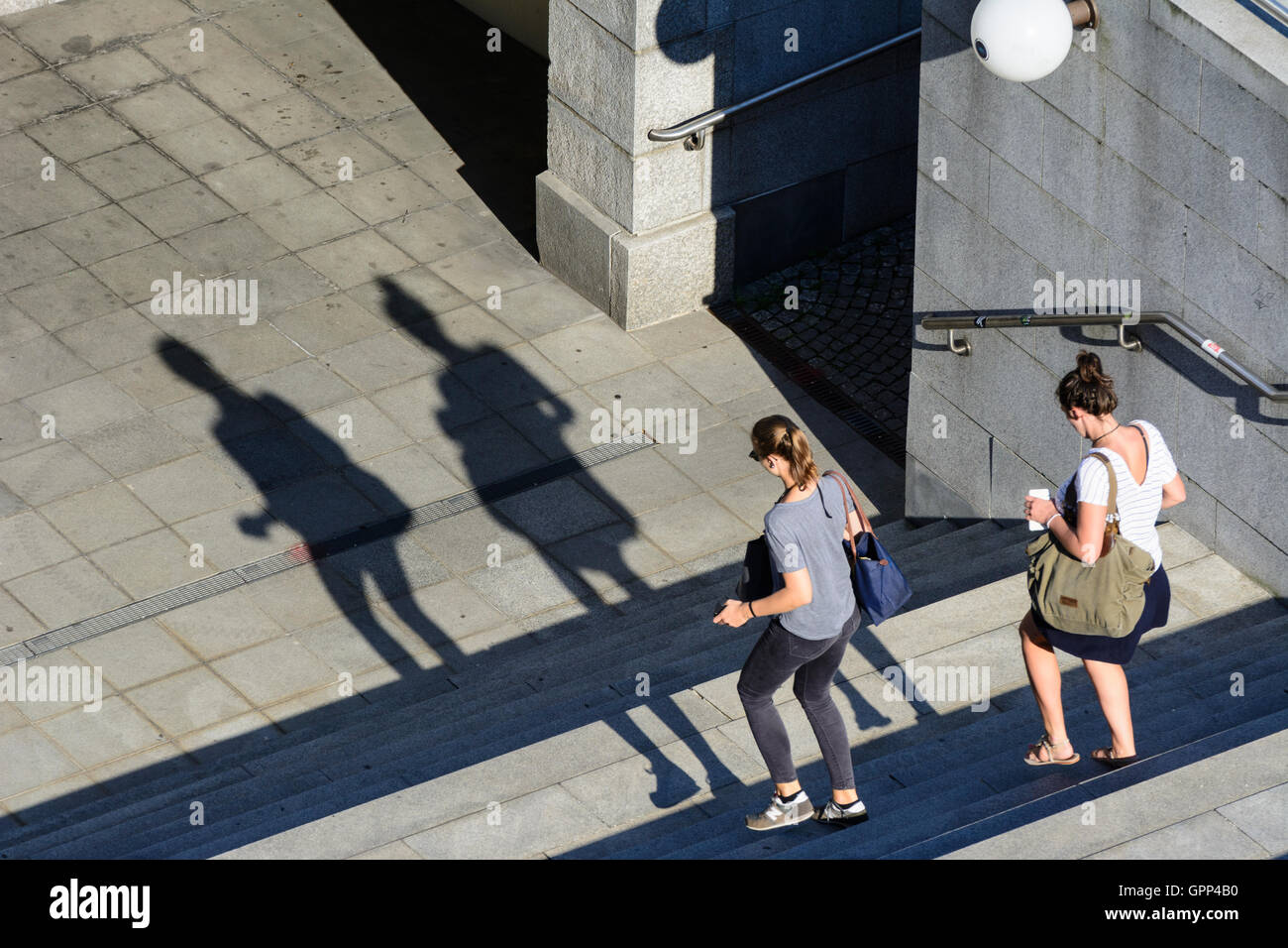 2 donne a piedi sui gradini, lunga ombra di Linz, , Oberösterreich, Austria superiore, Austria Foto Stock