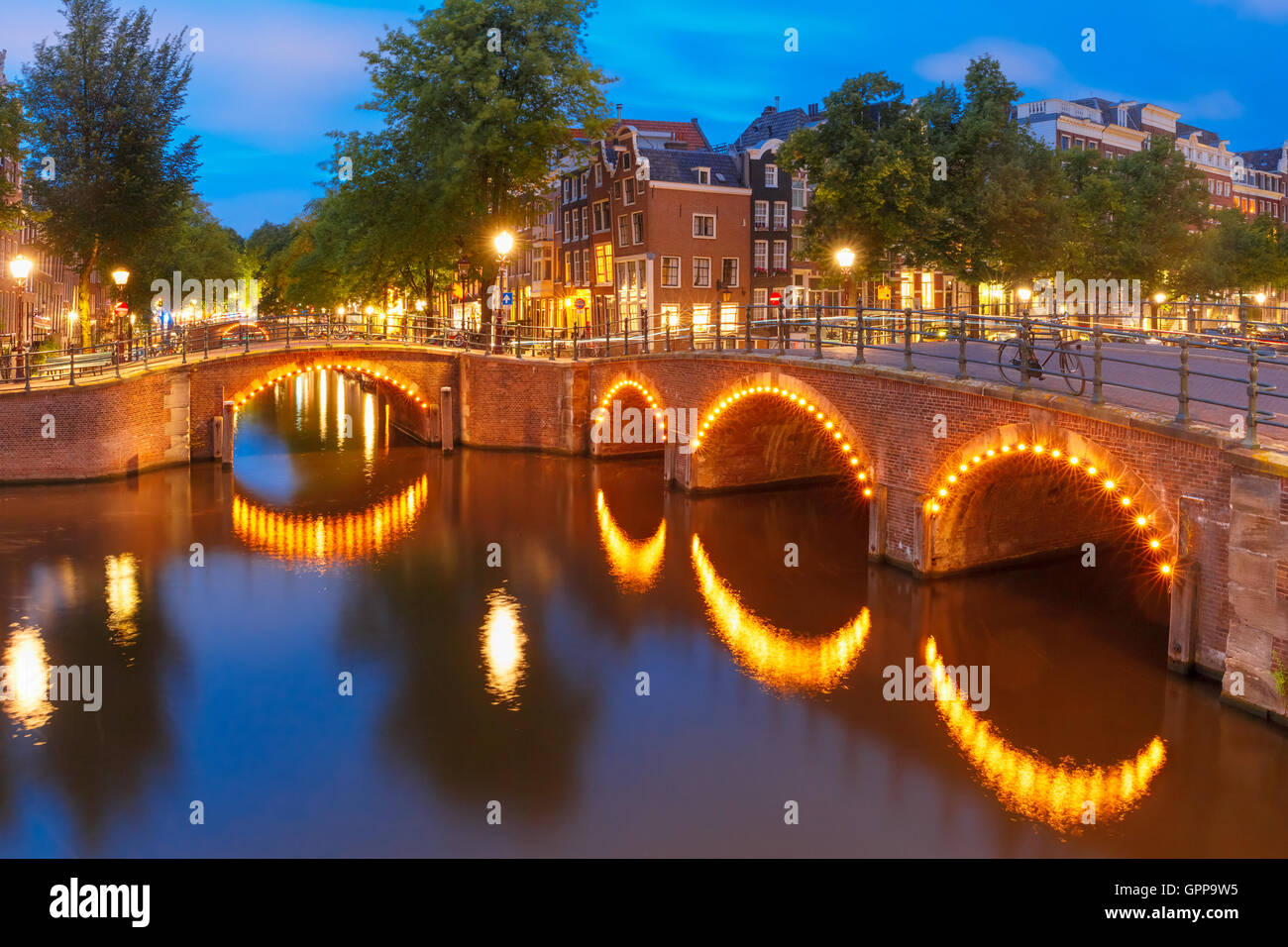 Notte Vista sulla città di Amsterdam canal e ponte Foto Stock