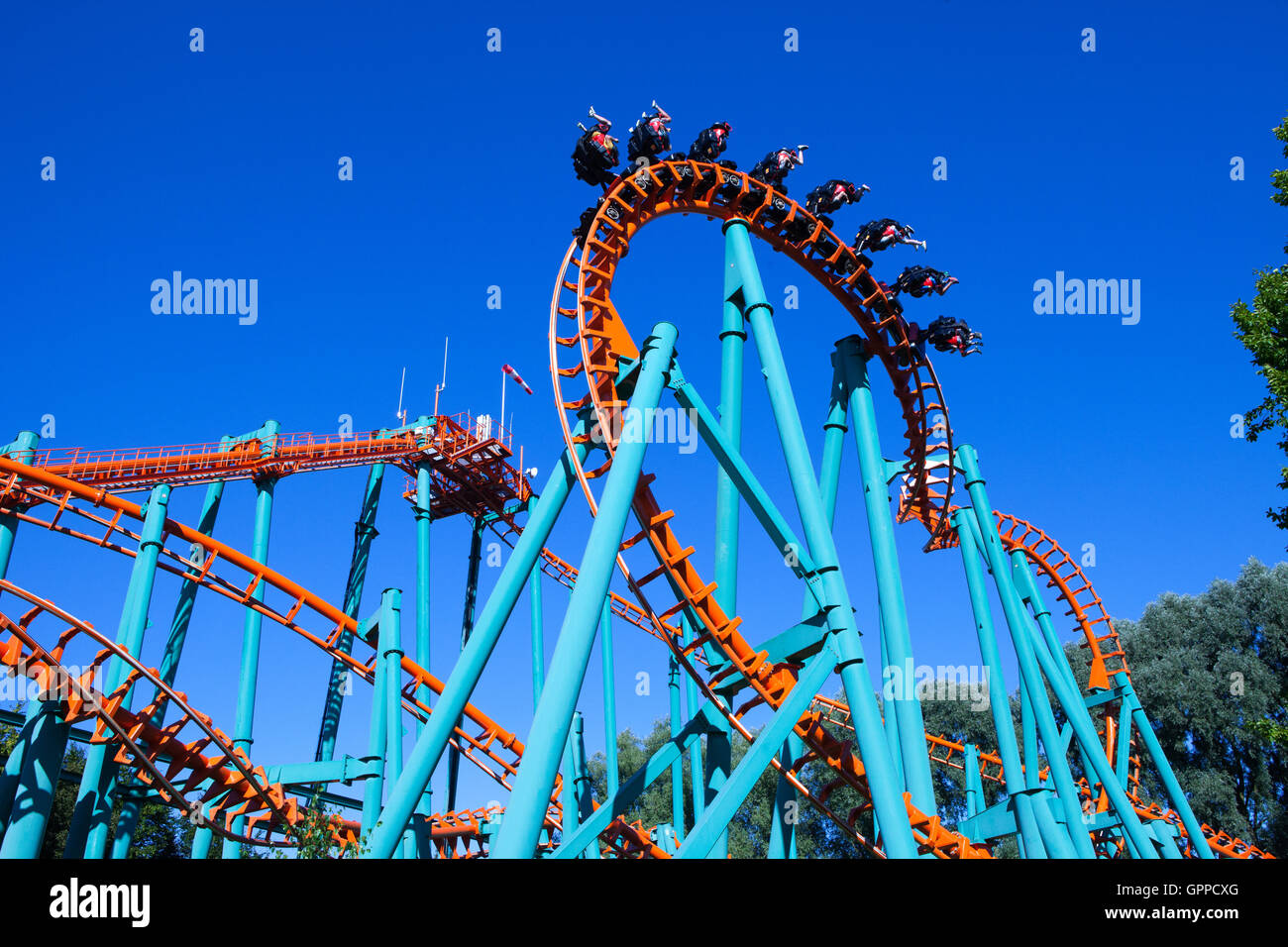 Orange rollercoaster con cielo blu in background Foto Stock