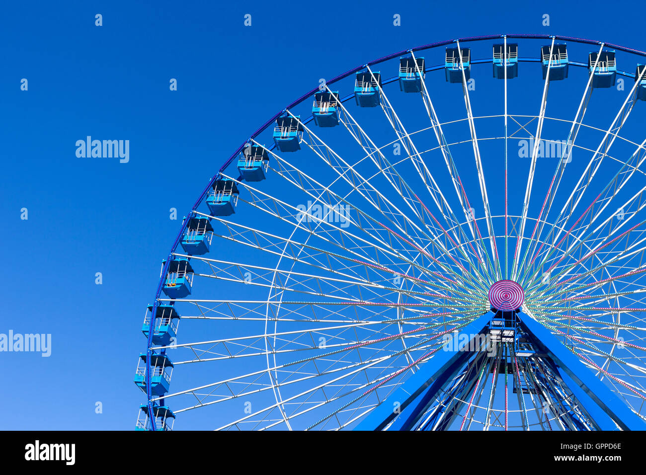 Ruota panoramica Ferris con cielo blu in background Foto Stock