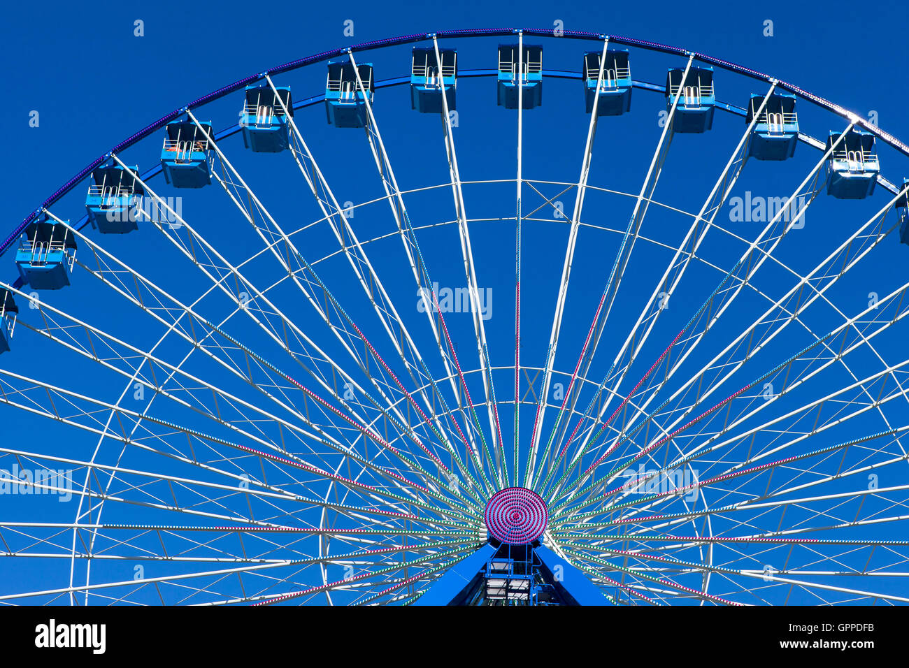 Ruota panoramica Ferris con cielo blu in background Foto Stock