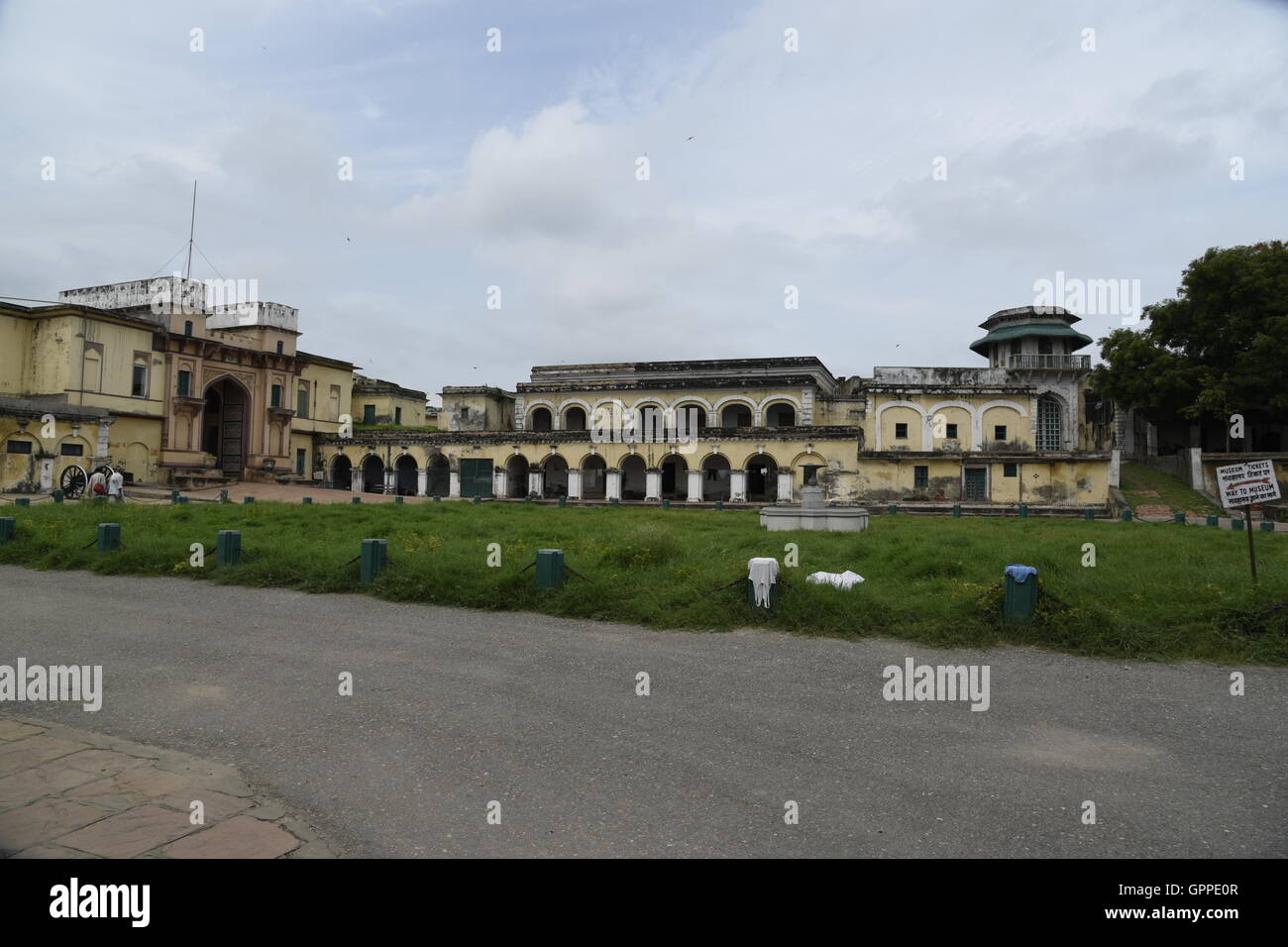 Bella Ramnagar fort con colorati incredibile architettura dettagliata in Varanasi o banaras vicino a sarnath Uttar Pradesh, India Foto Stock