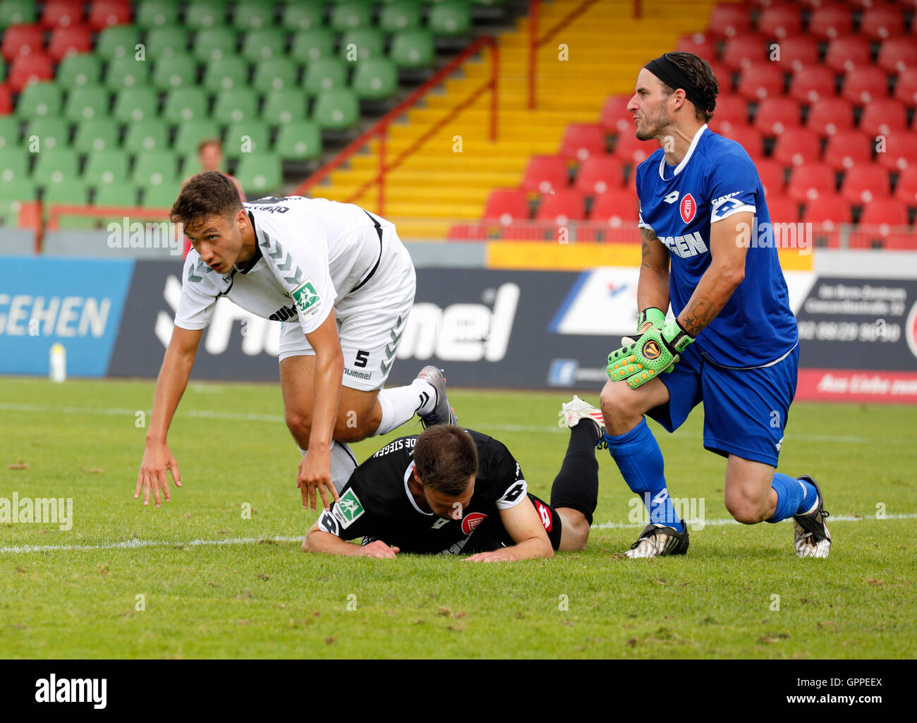 Sport, calcio, lega regionale West, 2016/2017, Rot Weiss Oberhausen versus Sportfreunde Siegen 7:1, Stadio Niederrhein a Oberhausen, gioia a 3:1, f.l.t.r. marcatore Patrick Bauder (RWO), Marco Beier (Siegen), il custode Manuel Wolff (Siegen) Foto Stock