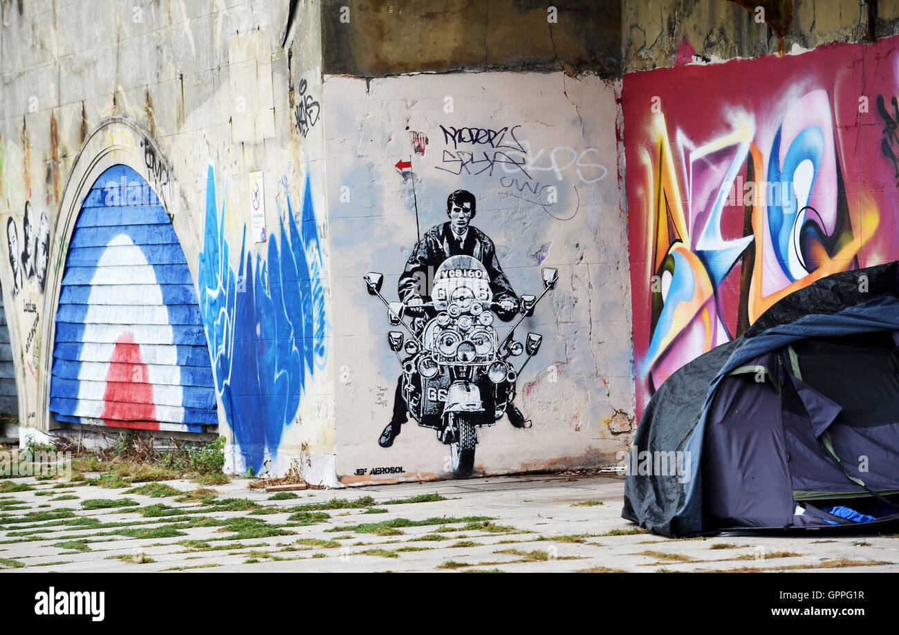 Omaggio arte dei graffiti a un mod su uno scooter per artista Jef Aerosol lungo gli archi sul lungomare di Brighton Foto Stock