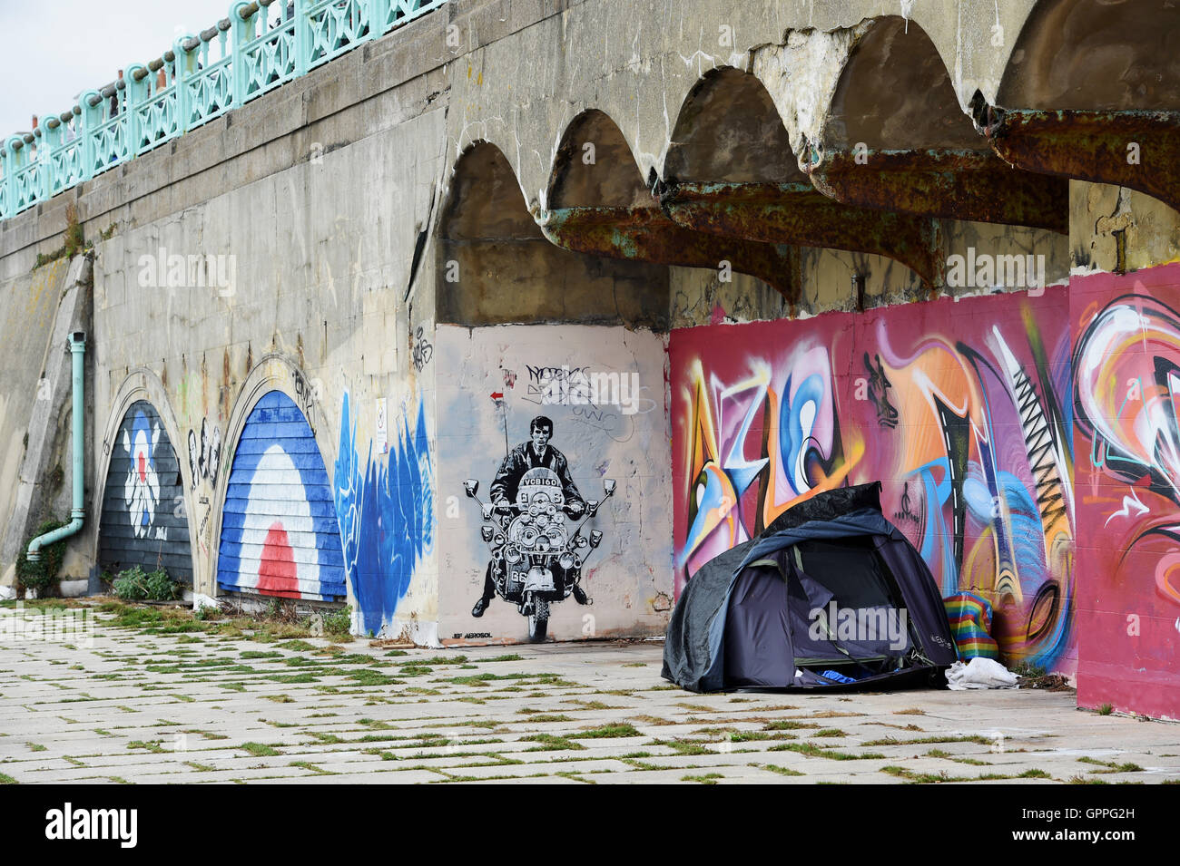 Omaggio arte dei graffiti a un mod su uno scooter per artista Jef Aerosol lungo gli archi sul lungomare di Brighton Foto Stock