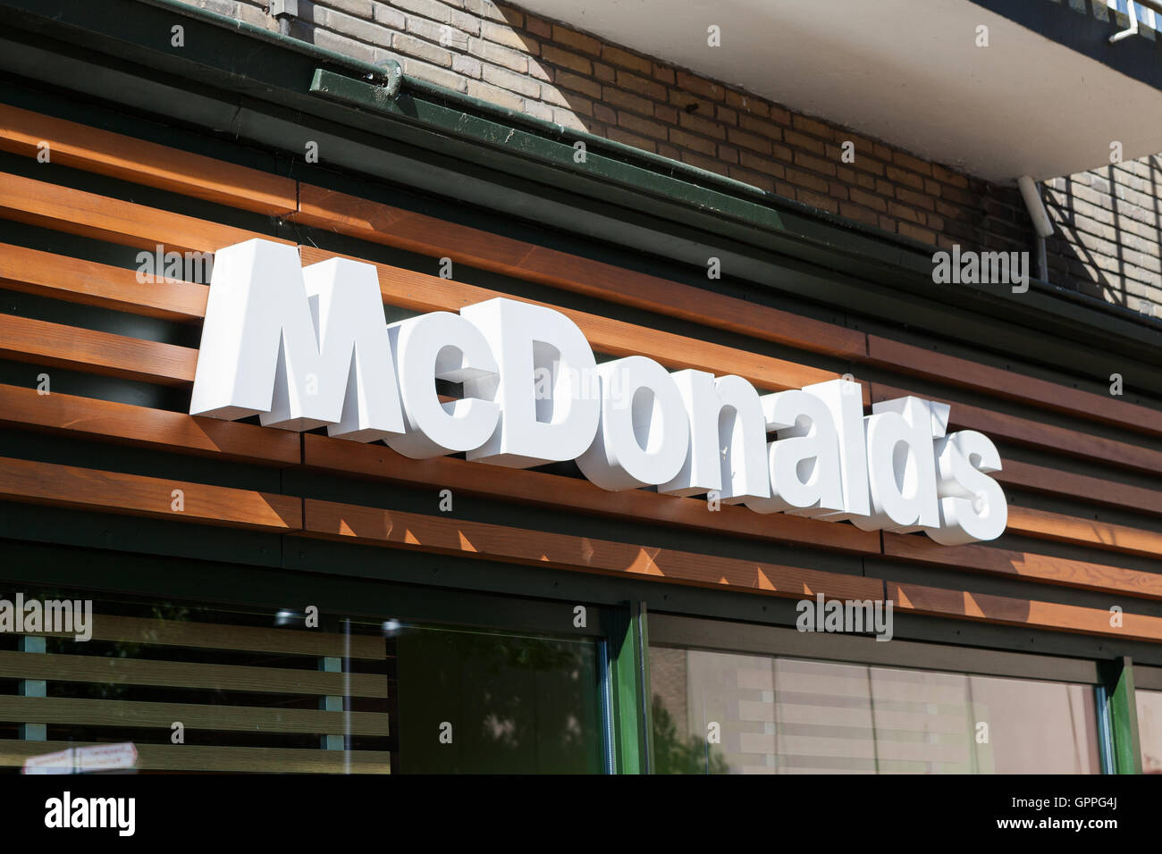 McDonald's sign, McDonald's è il più grande del mondo di catena di hamburger fast food e ristoranti, che servono circa 68 milioni di clienti Foto Stock