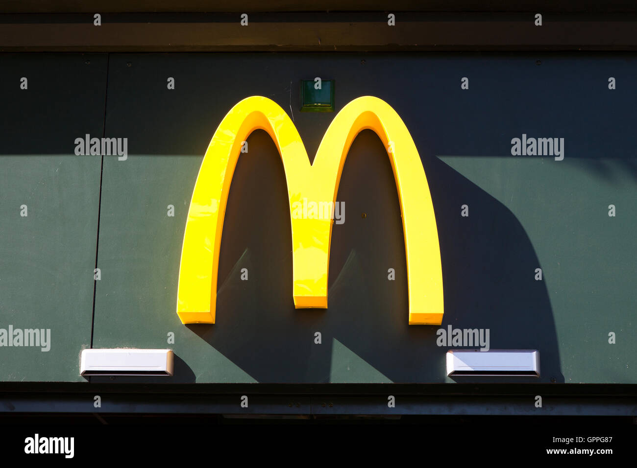 McDonald's sign, McDonald's è il più grande del mondo di catena di hamburger fast food e ristoranti, che servono circa 68 milioni di clienti Foto Stock