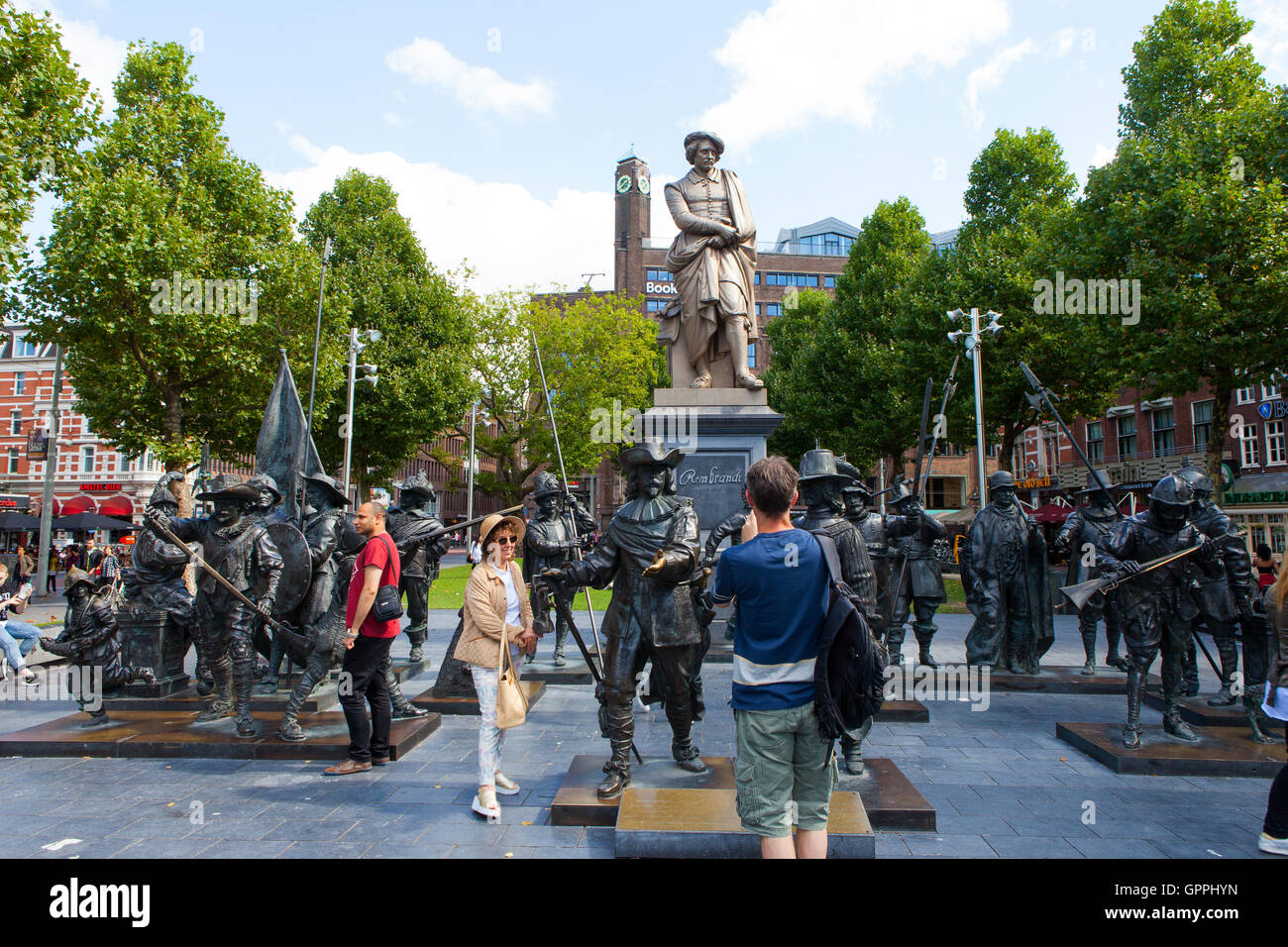 La scultura del pittore olandese Rembrandt con e installazione di notte guarda le sculture in una giornata di sole in Amsterdam Foto Stock