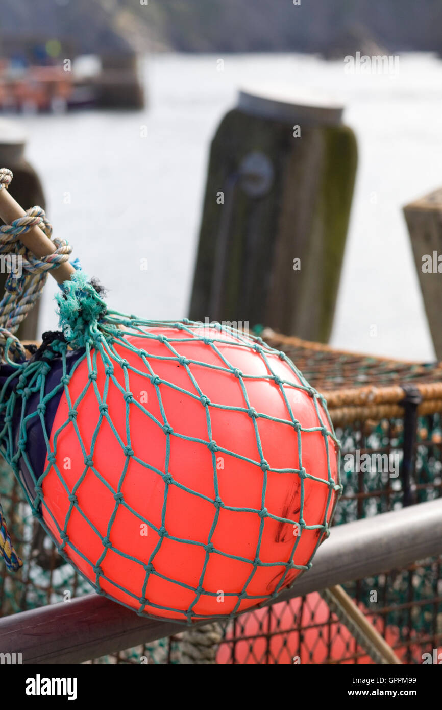 Parafanghi in barca e la boa in una rete Foto Stock
