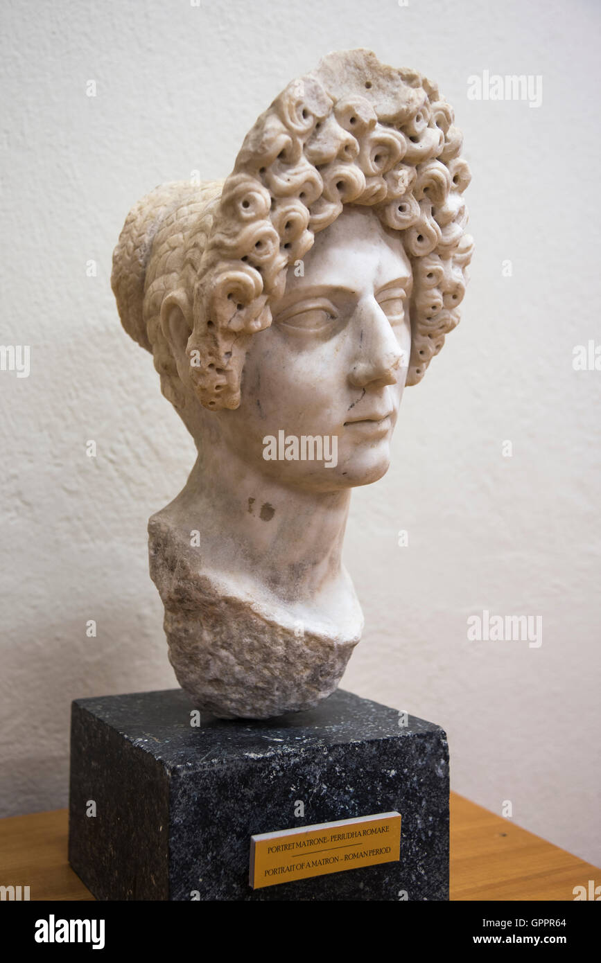 Testa di marmo di una donna Romana/matrona nel museo al Apollonia vicino a Fier in Albania centrale. Foto Stock