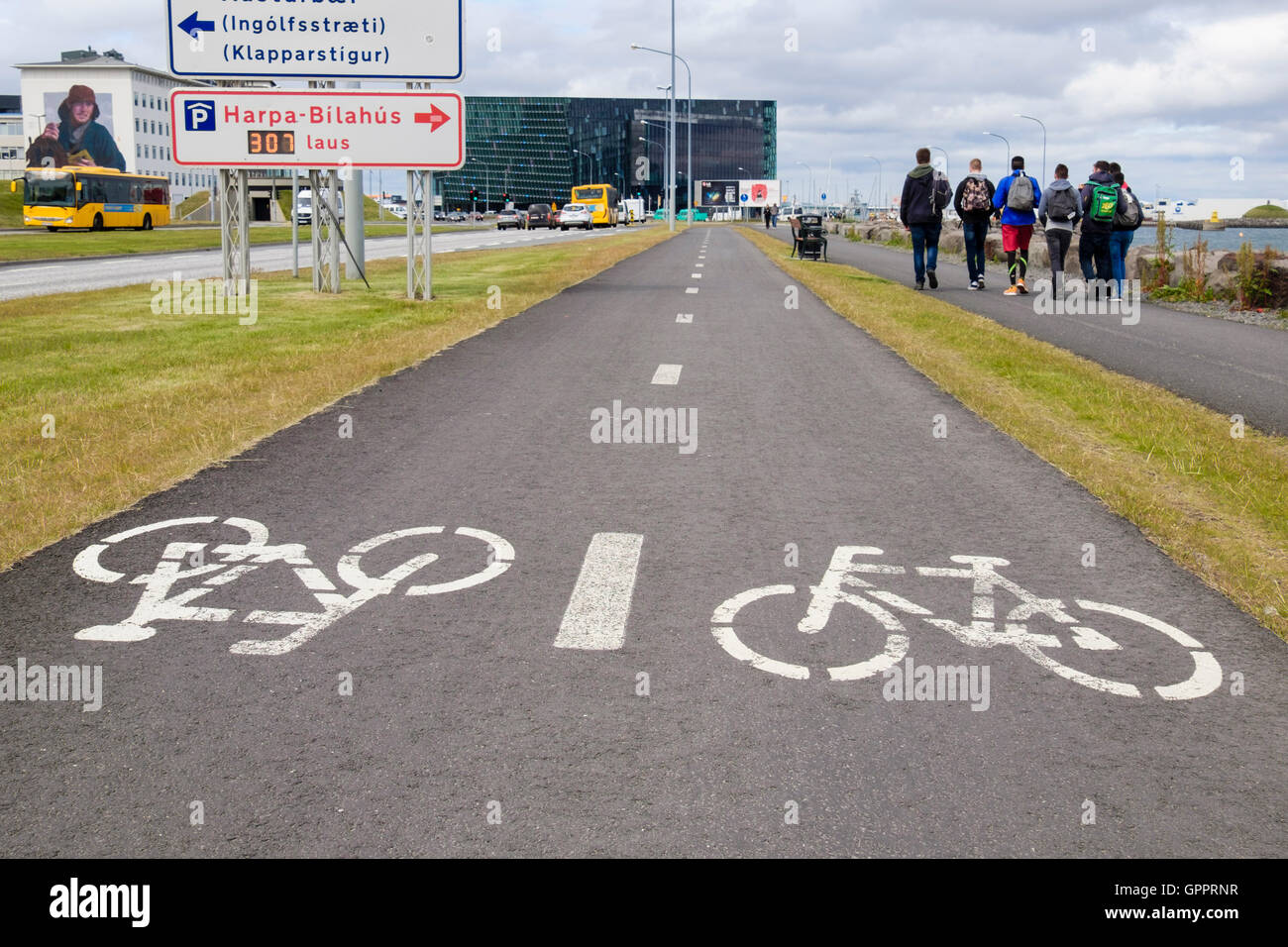 Pista ciclabile e pedonale con footway bicicletta segni dipinti sulla superficie di asfalto lungo il lungomare. Reykjavik, Islanda Foto Stock