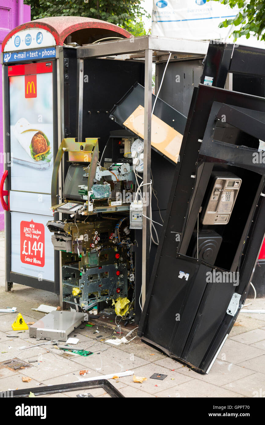 Bancomat / Bancomat / BANCOMAT / bancomat / ' foro nella parete ' che è stata derubata / razziato da banda di ladri. Regno Unito Foto Stock