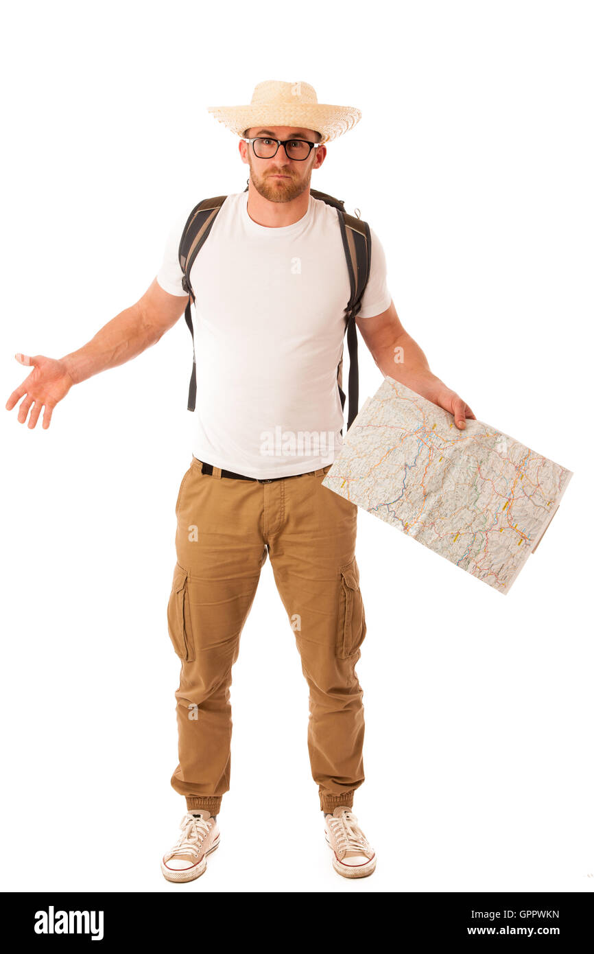 Viaggiatore con cappello di paglia, camicia bianca, zaino e mappa sembra che egli è perso isolate su sfondo bianco. Foto Stock