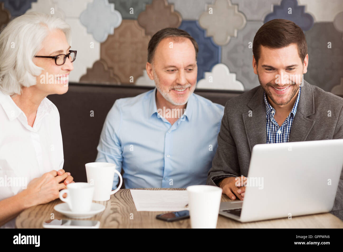 Vendite positive manager che lavora con i suoi clienti. Foto Stock