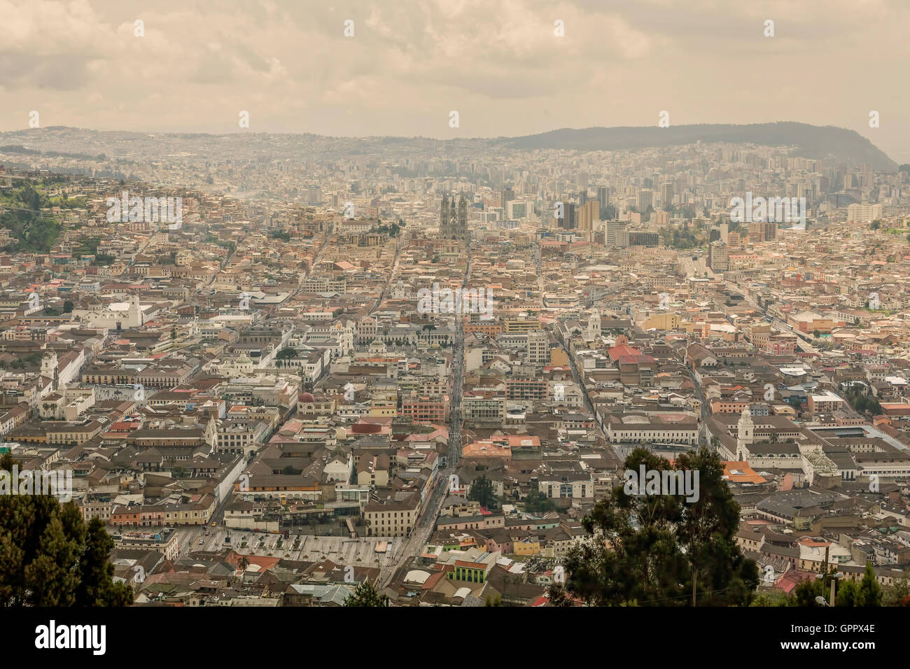 Vista aerea della Basilica del Voto Nacional di Quito, Ecuador, Sud America Foto Stock