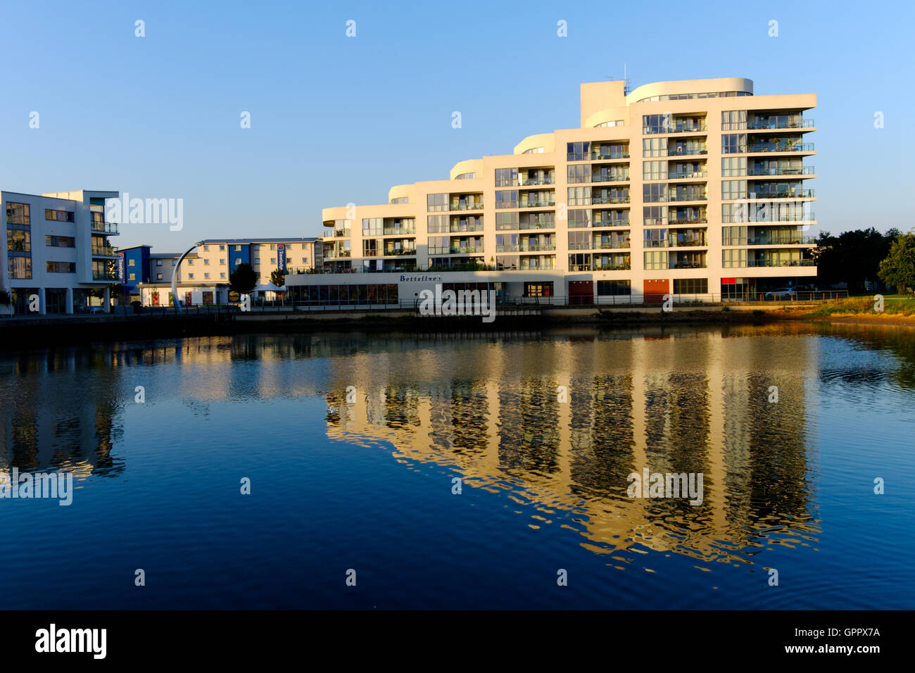 Blocchi di appartamenti, situato su Portishead Quays Marina. Presa all'alba nella bella luce calda. Foto Stock