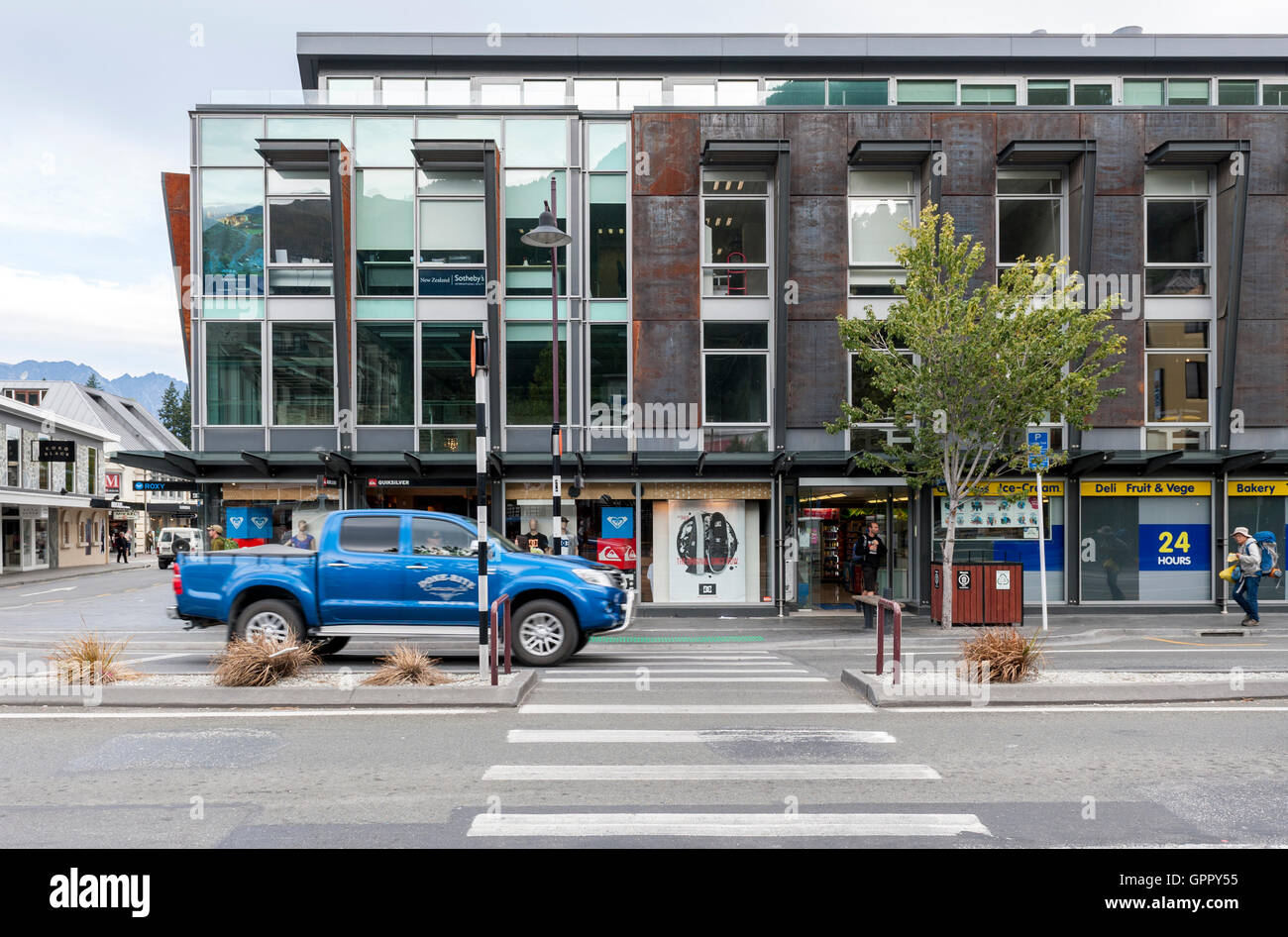 Queenstown, Nuova Zelanda - Marzo 2016: scene di strada e il quartiere degli affari di Queenstown, Isola del Sud della Nuova Zelanda Foto Stock