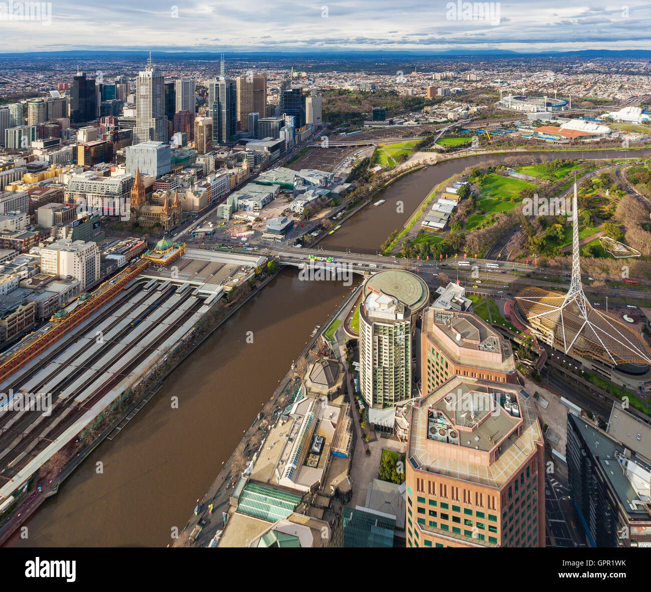 Melbourne, Australia - 27 agosto 2016: vista aerea di Melboure CBD con la stazione di Flinders Street, sul fiume Yarra e Arts Center. Foto Stock