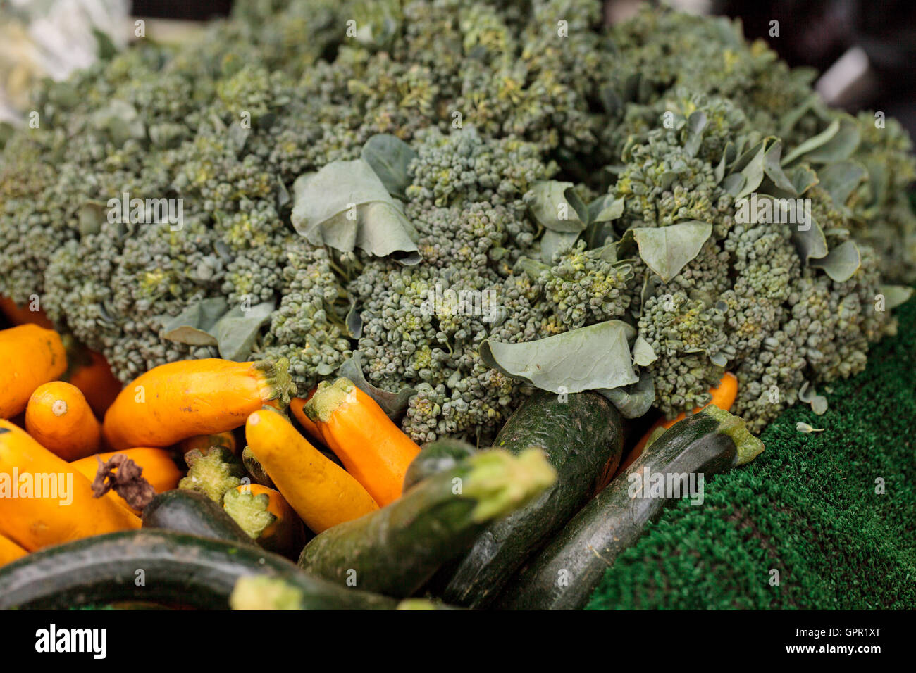 Organici di broccoli, zucchine e squash coltivate e raccolte nel sud della California e visualizzate in un mercato degli agricoltori Foto Stock