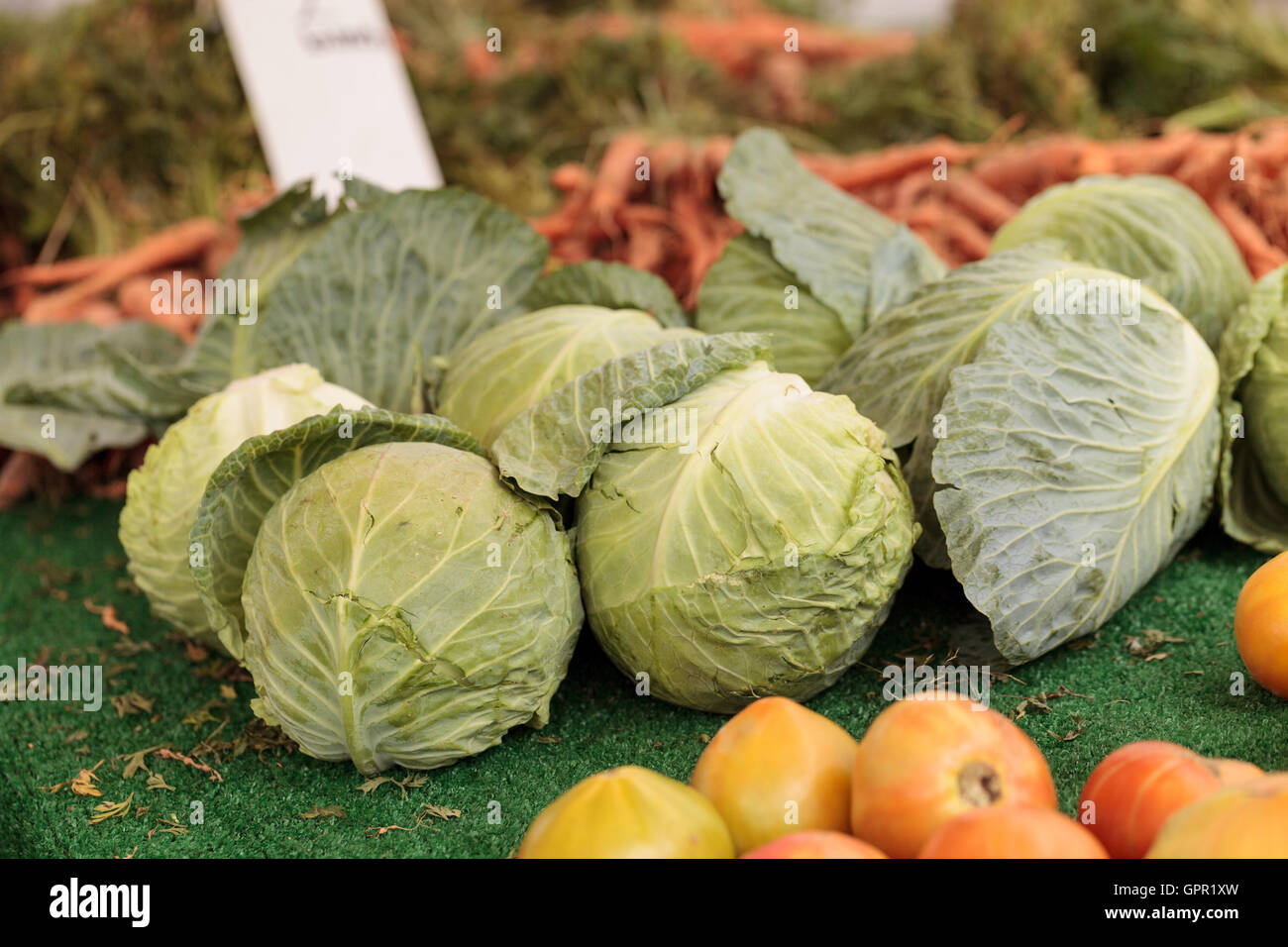 Cavolo e pomodori coltivati e raccolti nella California del Sud e visualizzate in un mercato degli agricoltori. Foto Stock