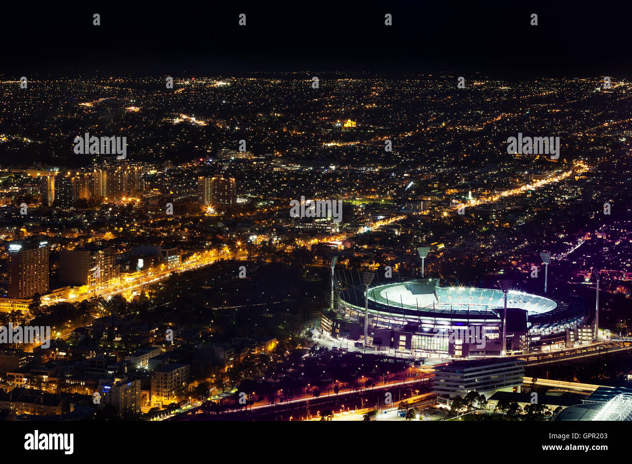 Melbourne, Australia - 27 agosto 2016: Antenna vista notturna della città e il Melbourne Cricket Ground - home di Football Australiano Foto Stock
