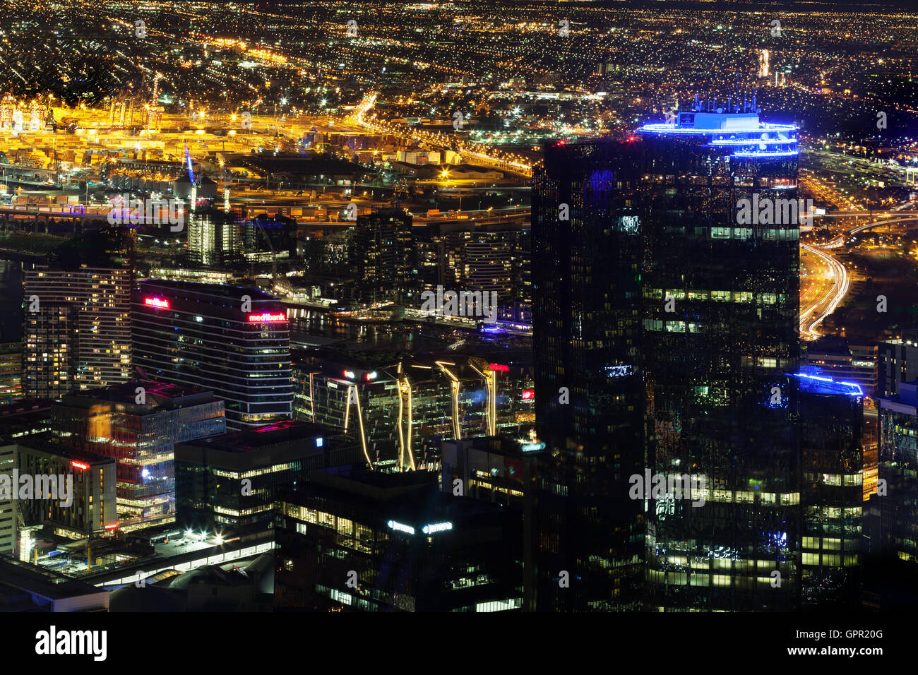 Melbourne, Australia - 27 agosto 2016: Antenna tenebrologo della città con grattacieli e incandescente lampioni Foto Stock