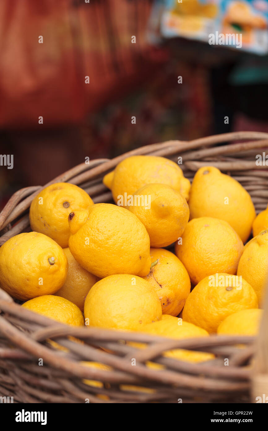 Freschi limoni giallo in un cesto di frutta in un mercato degli agricoltori Foto Stock