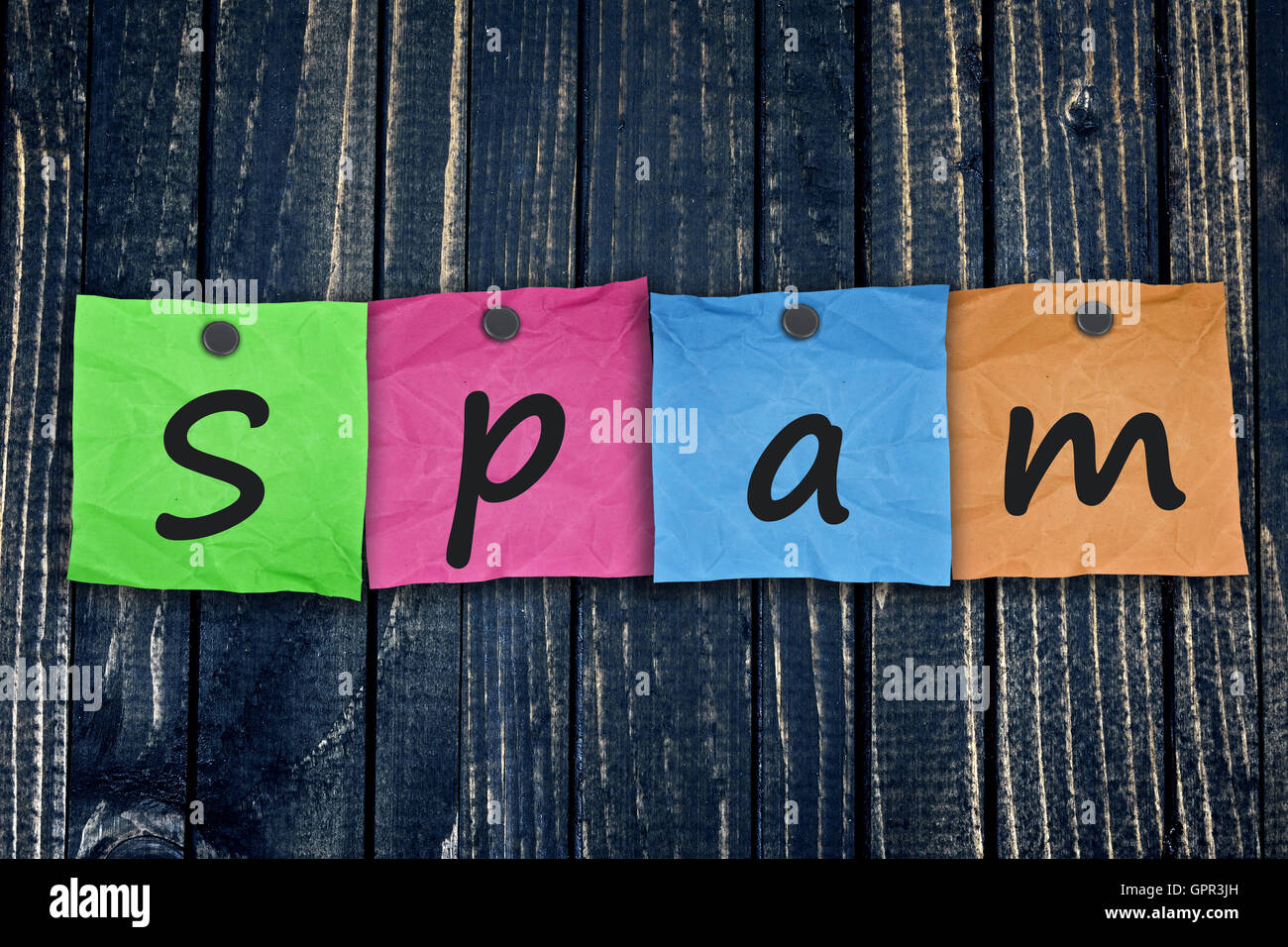 Messaggio di spam post sulla parete in legno close-up Foto Stock